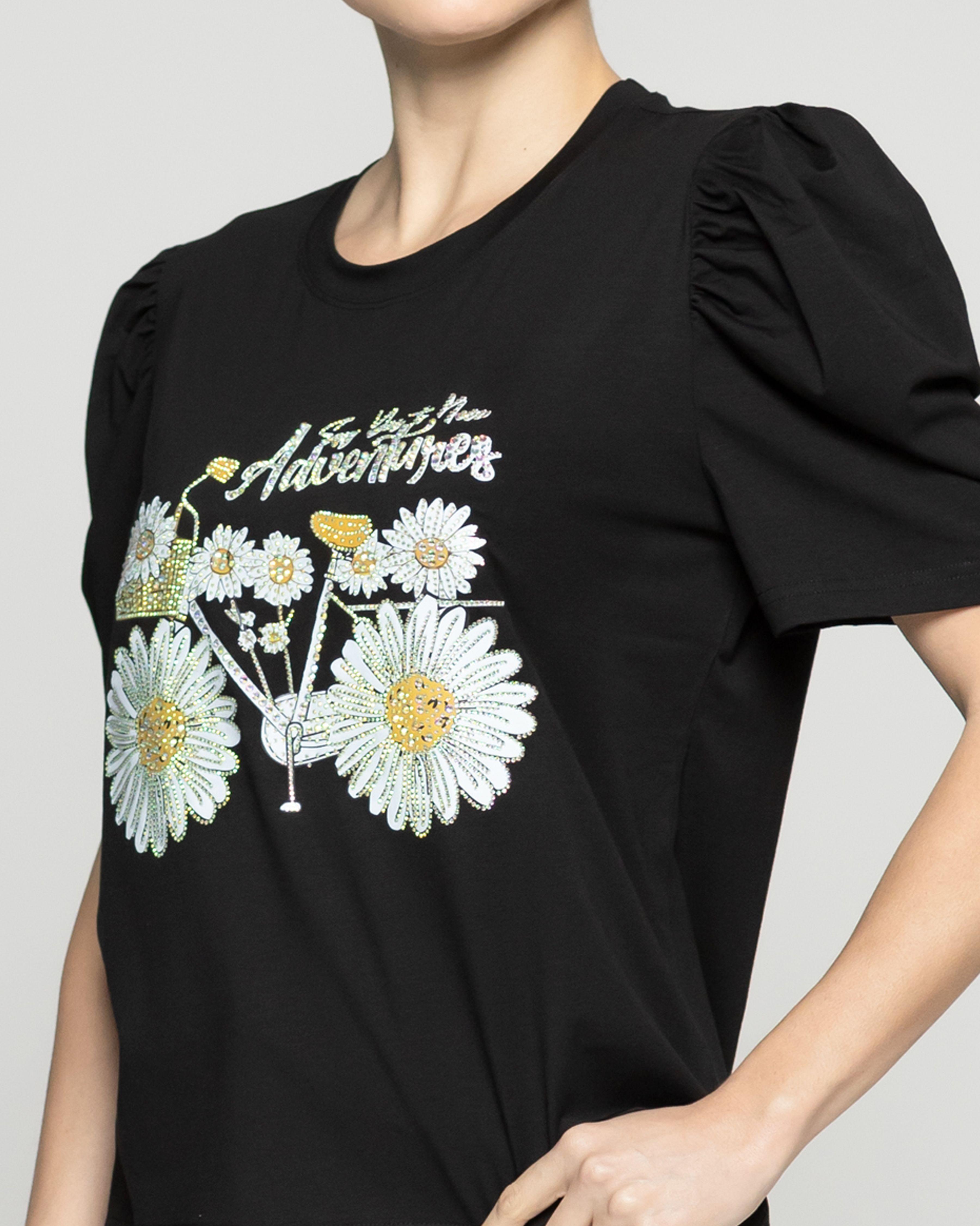 Polera Mujer Ofelia Manga Corta Con Estampado De Margaritas Negra Lineatre-2