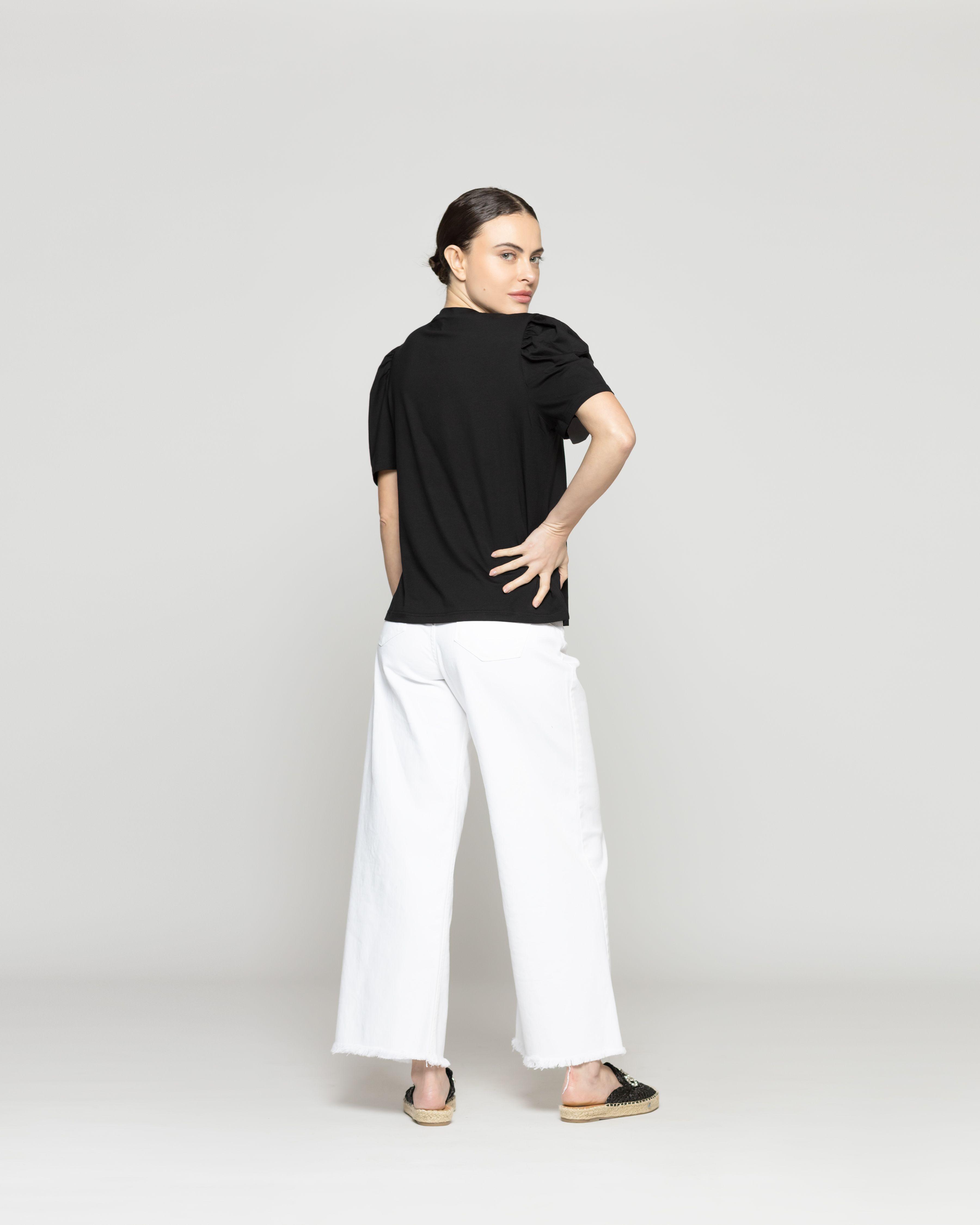 Polera Mujer Ofelia Manga Corta Con Estampado De Margaritas Negra Lineatre-3