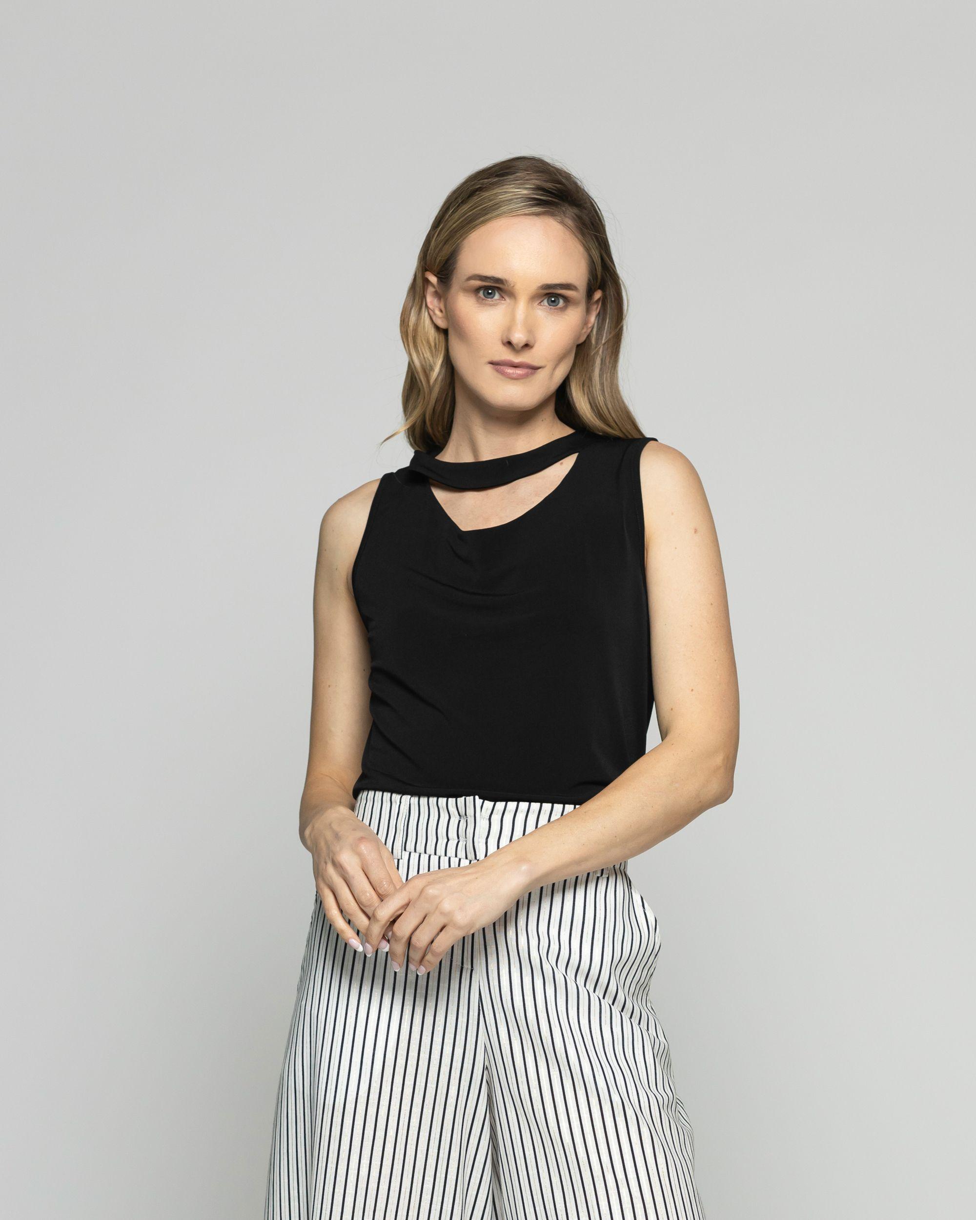 Polera Mujer Narciso Escote Medialuna Sin Mangas Negra Ludovica-2