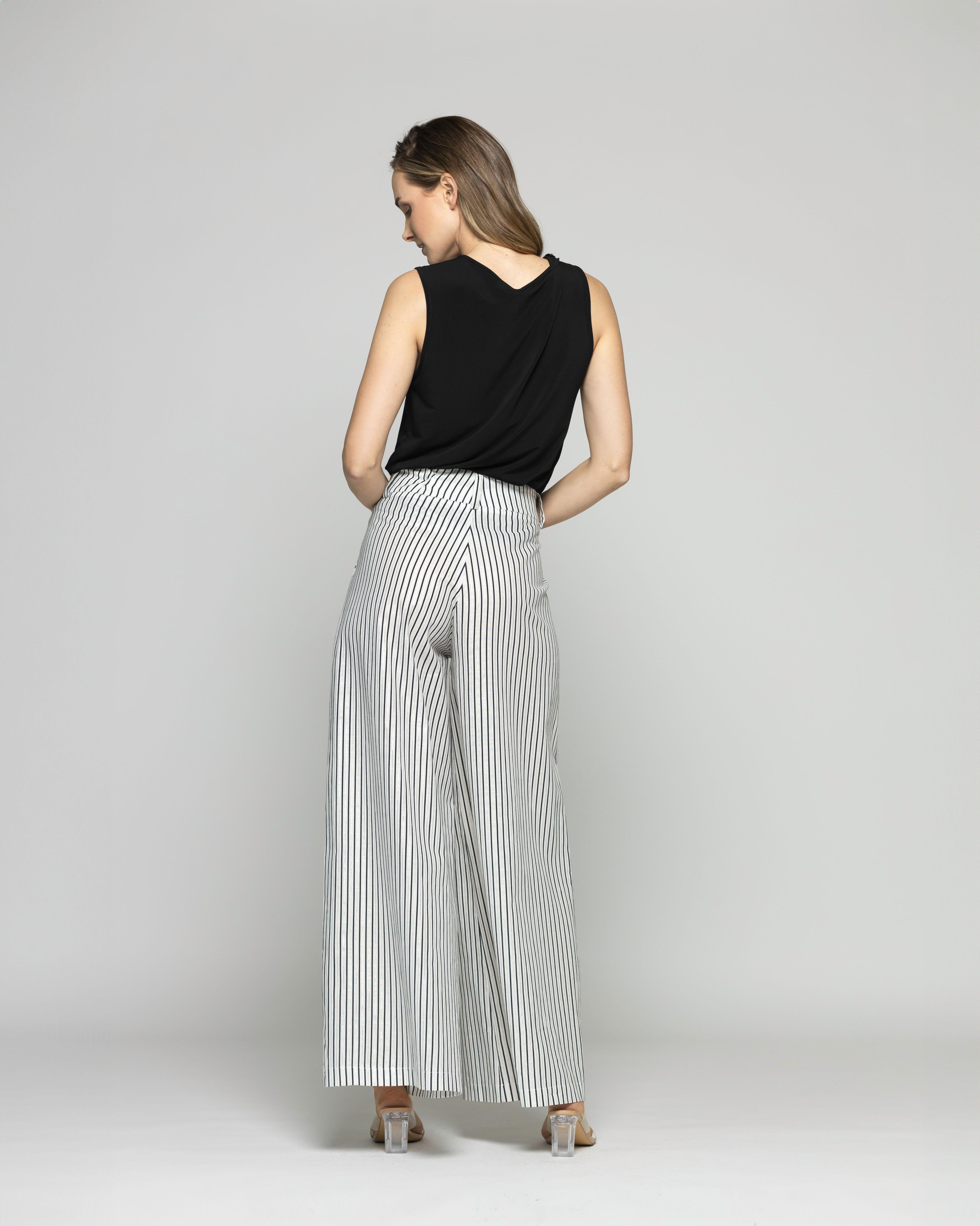 Polera Mujer Narciso Escote Medialuna Sin Mangas Negra Ludovica-5