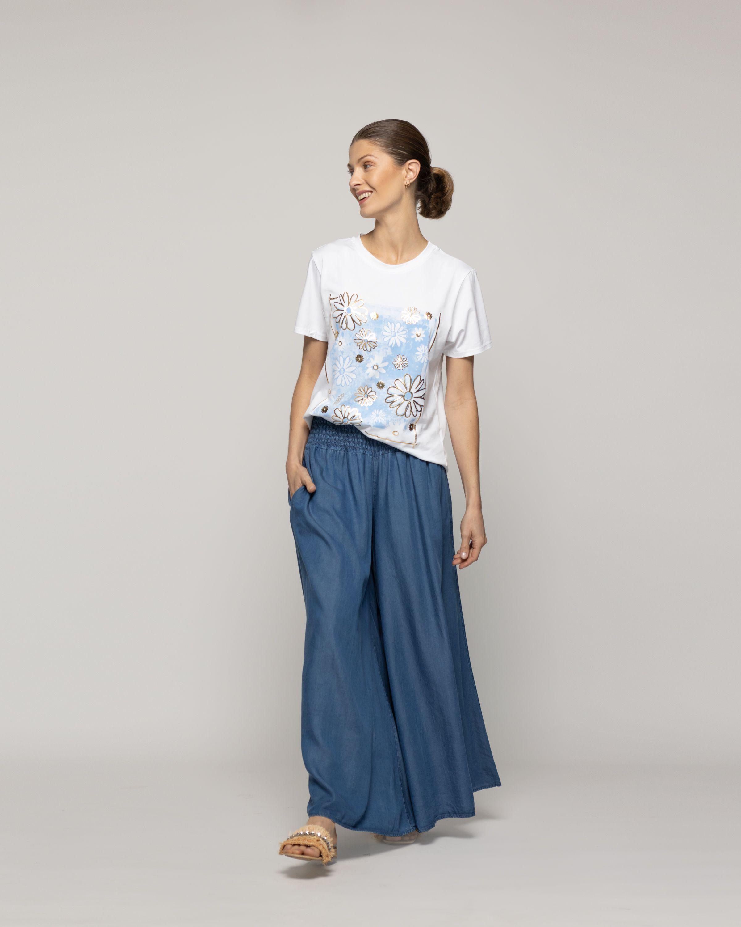 Polera Mujer Otilia Básica Estampado Flores Detalles Metálicos Blanca Lineatre-4