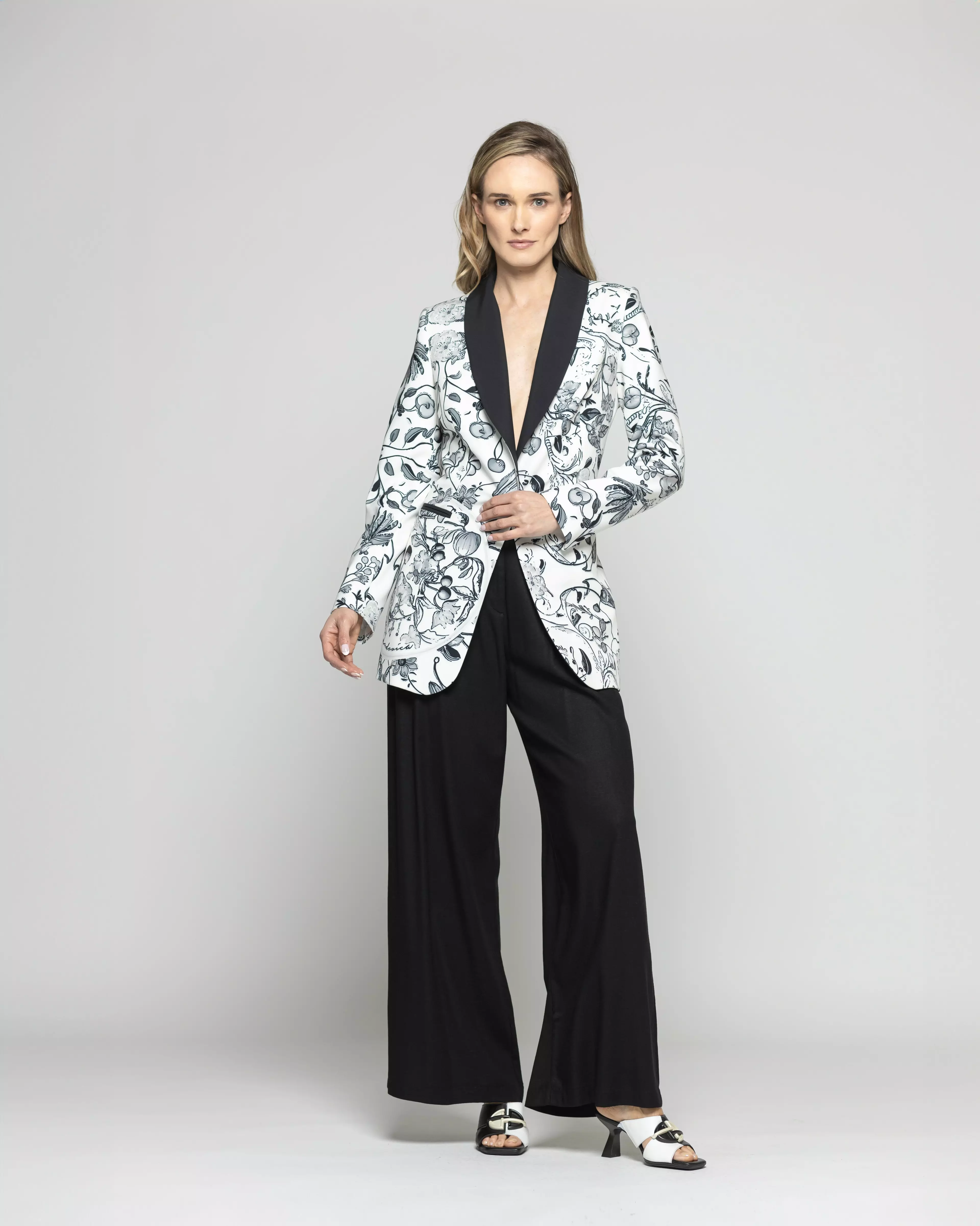 Blazer Mujer Lirio Clásico Estampado Botánico Negro Ludovica-0