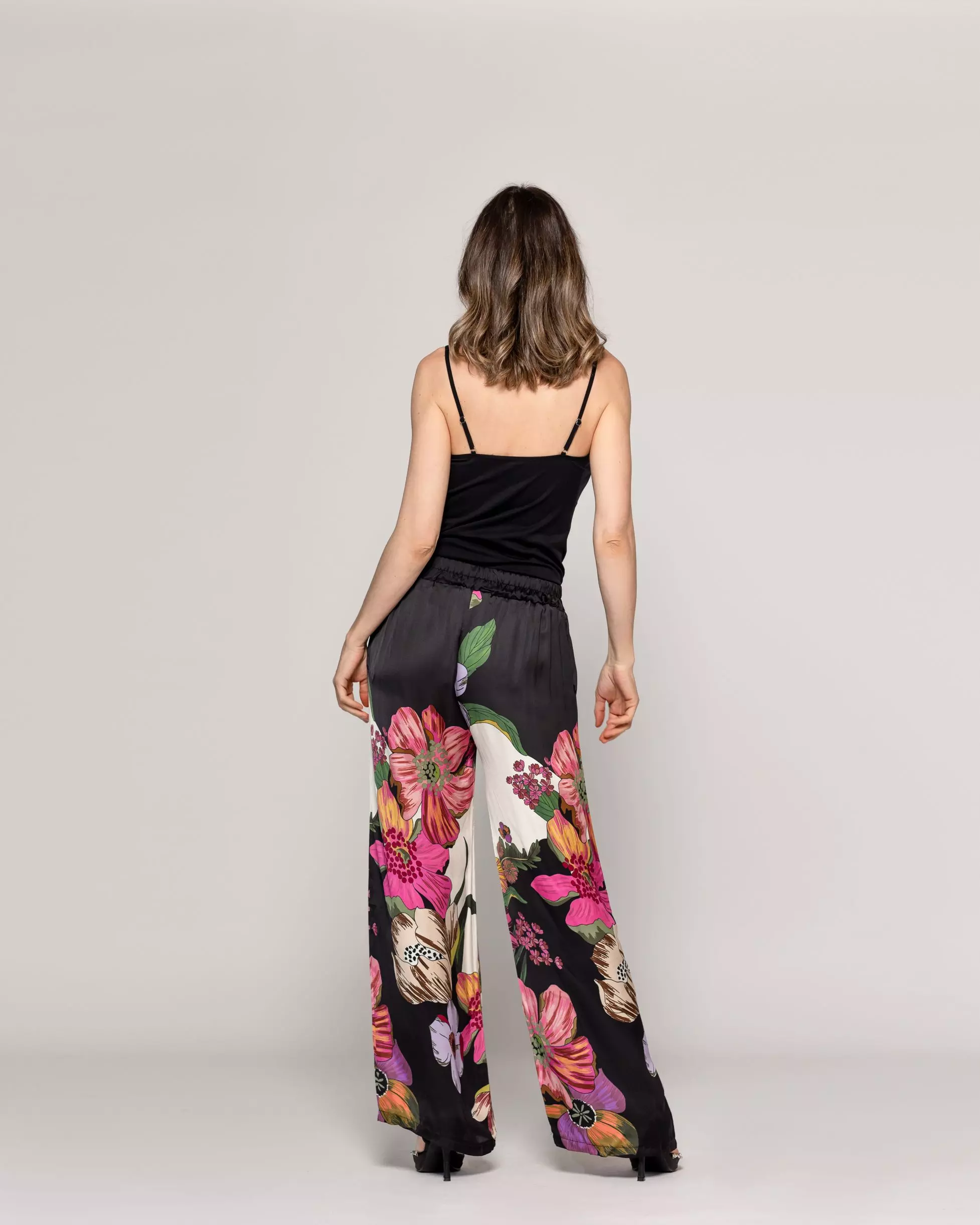 Pantalón Mujer Brenna Satinado Estampado Flores Negro Lineatre-2