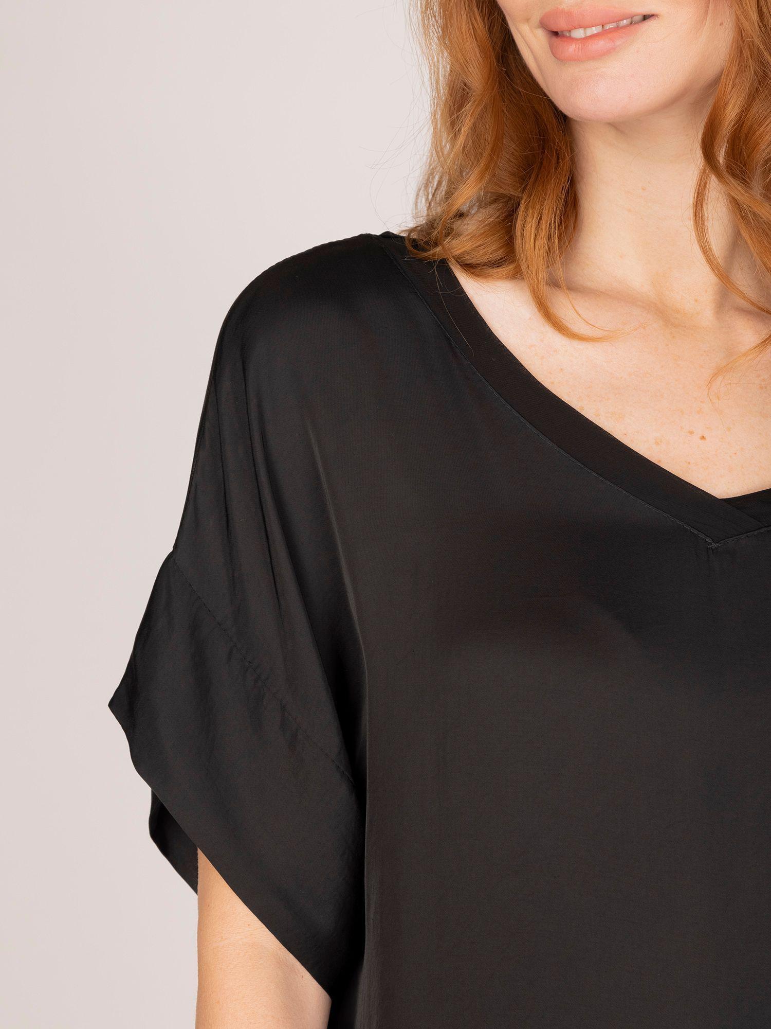 POLERA NEGRO CUELLO EN V LINEATRE-3
