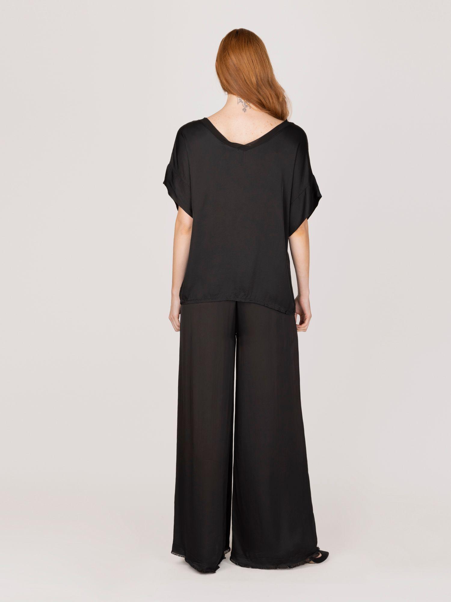 POLERA NEGRO CUELLO EN V LINEATRE-2