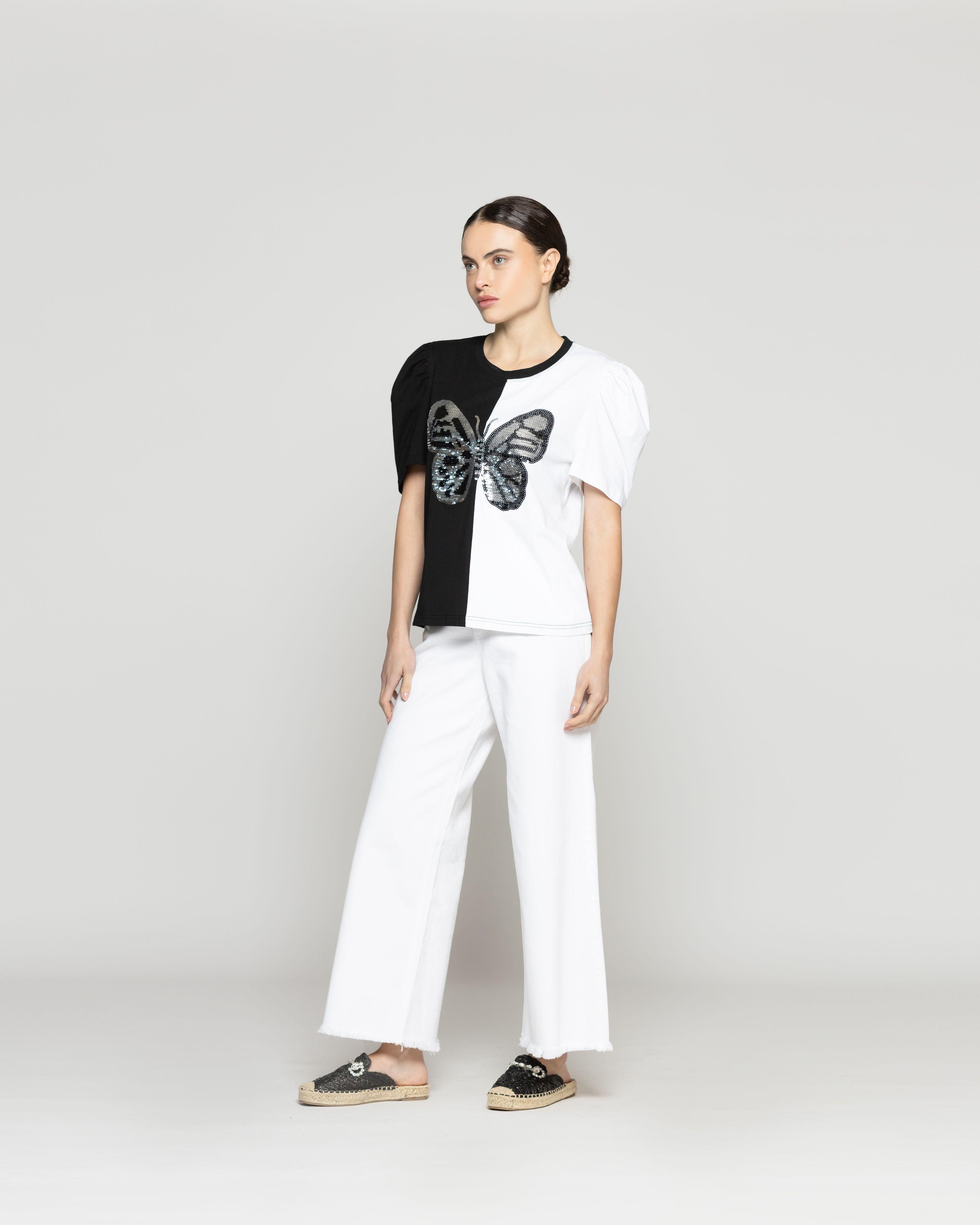 Polera Mujer Ofelia Manga Corta Con Estampado Mariposa Brillante Blanca Y Negra Lineatre-1