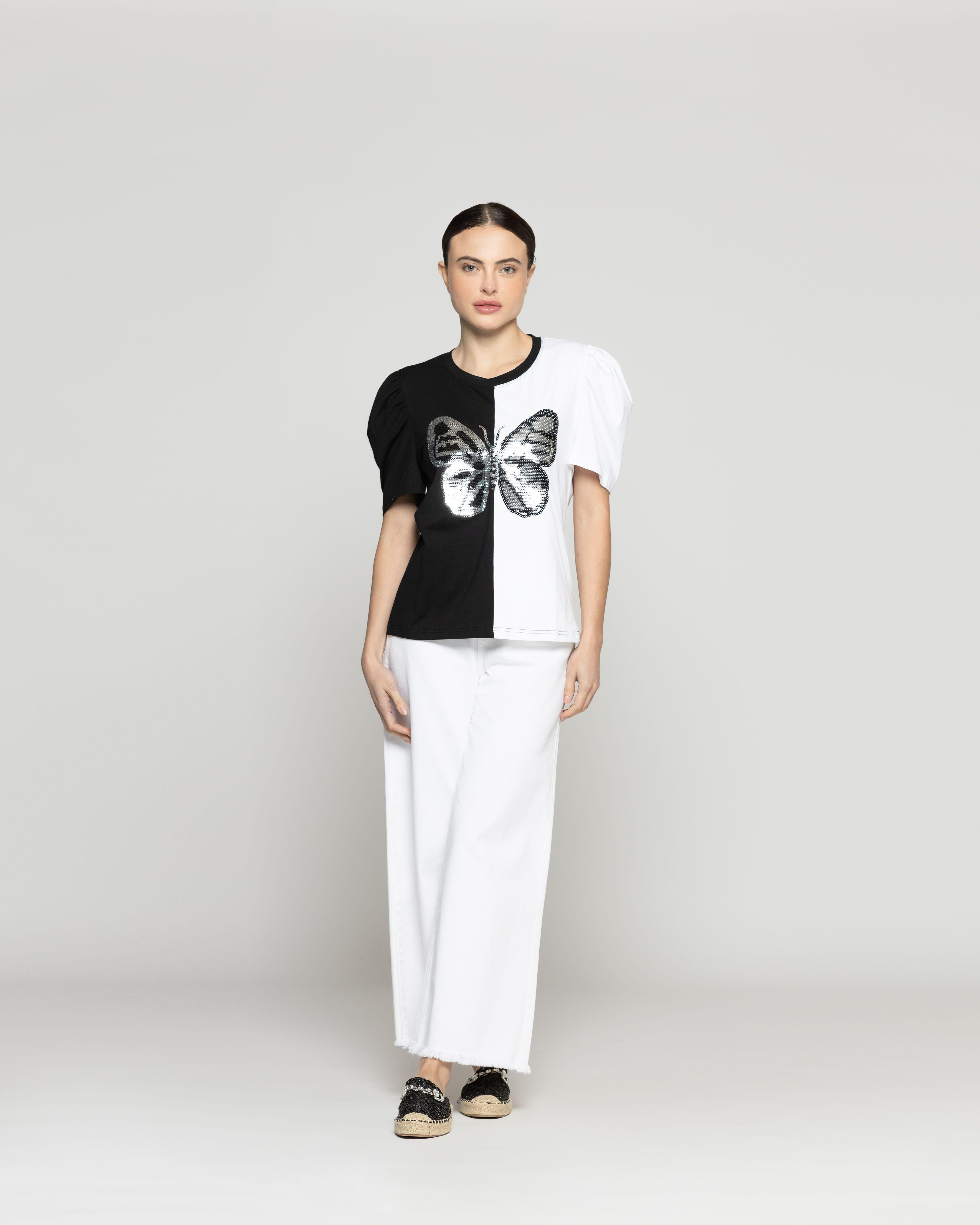 Polera Mujer Ofelia Manga Corta Con Estampado Mariposa Brillante Blanca Y Negra Lineatre-4