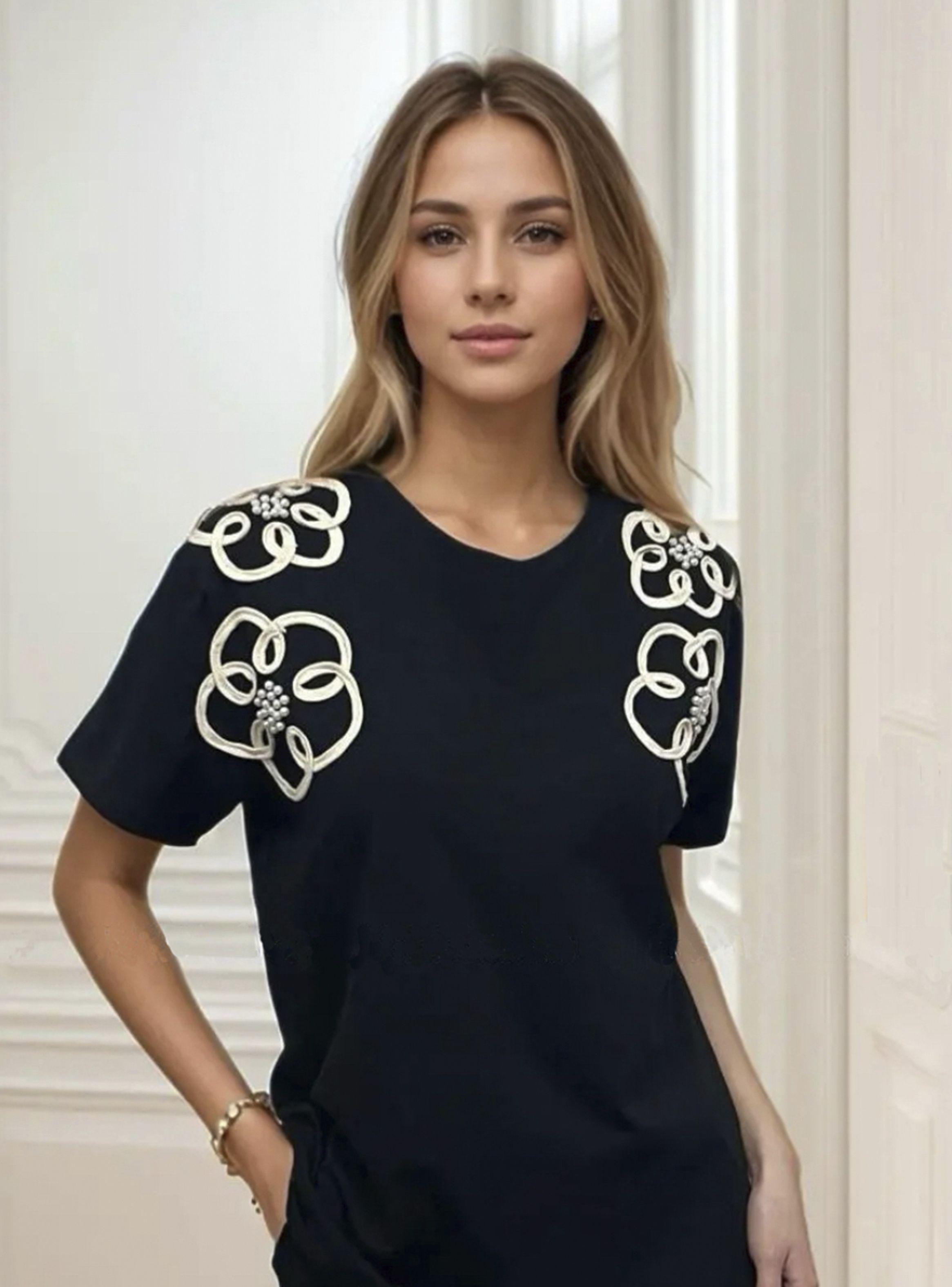 Polera Mujer de color Negro con Aplicacion de flores en Stras en los Hombros-0