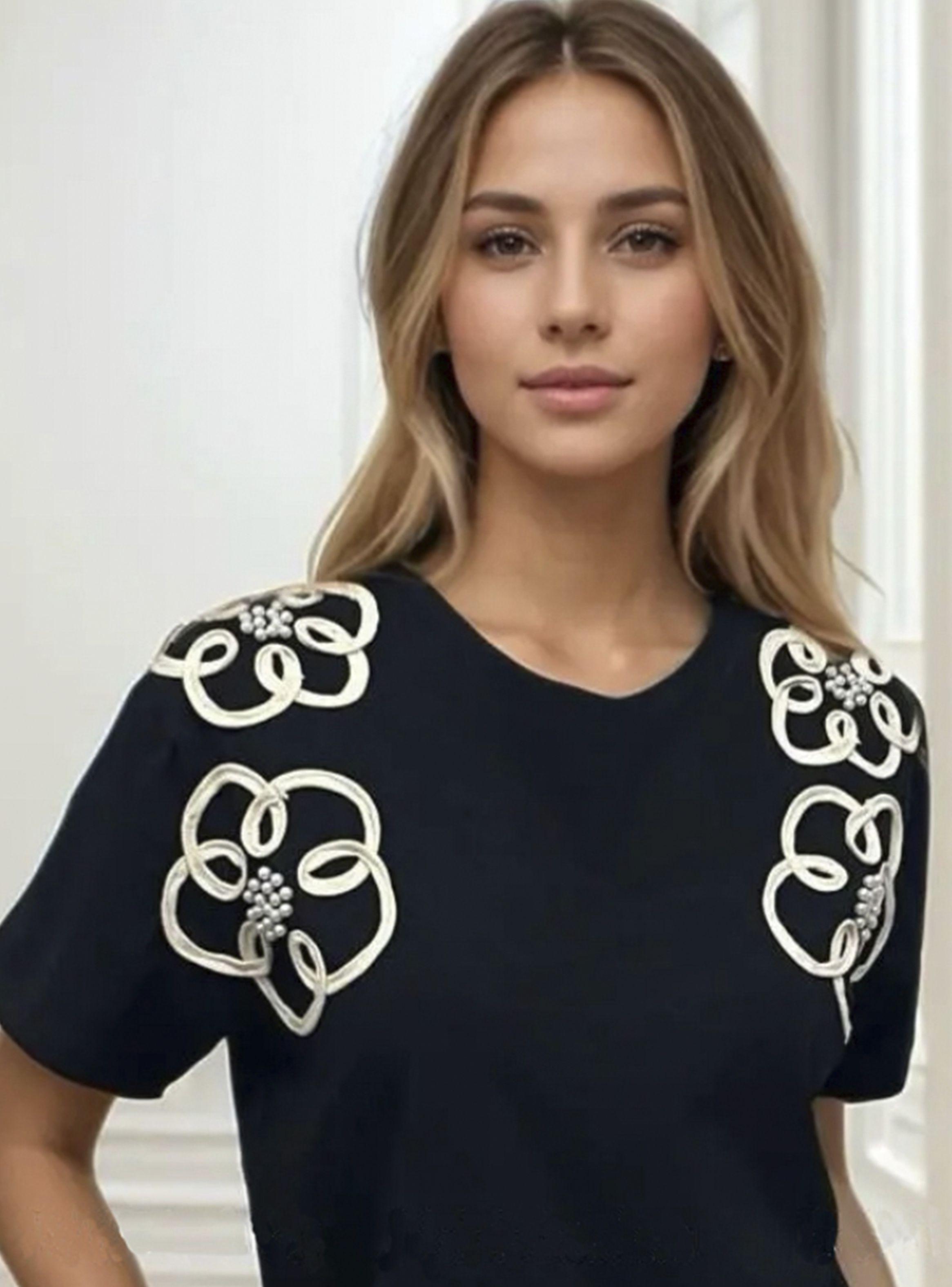 Polera Mujer de color Negro con Aplicacion de flores en Stras en los Hombros-1