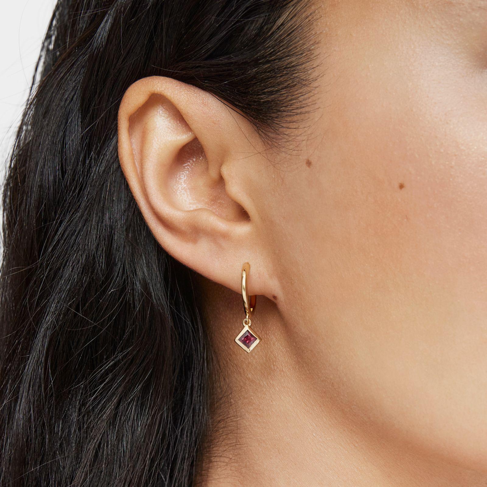 Pendientes aro cortos con baño de oro 18 kt sobre plata y detalle rodolita Basic Colors-4