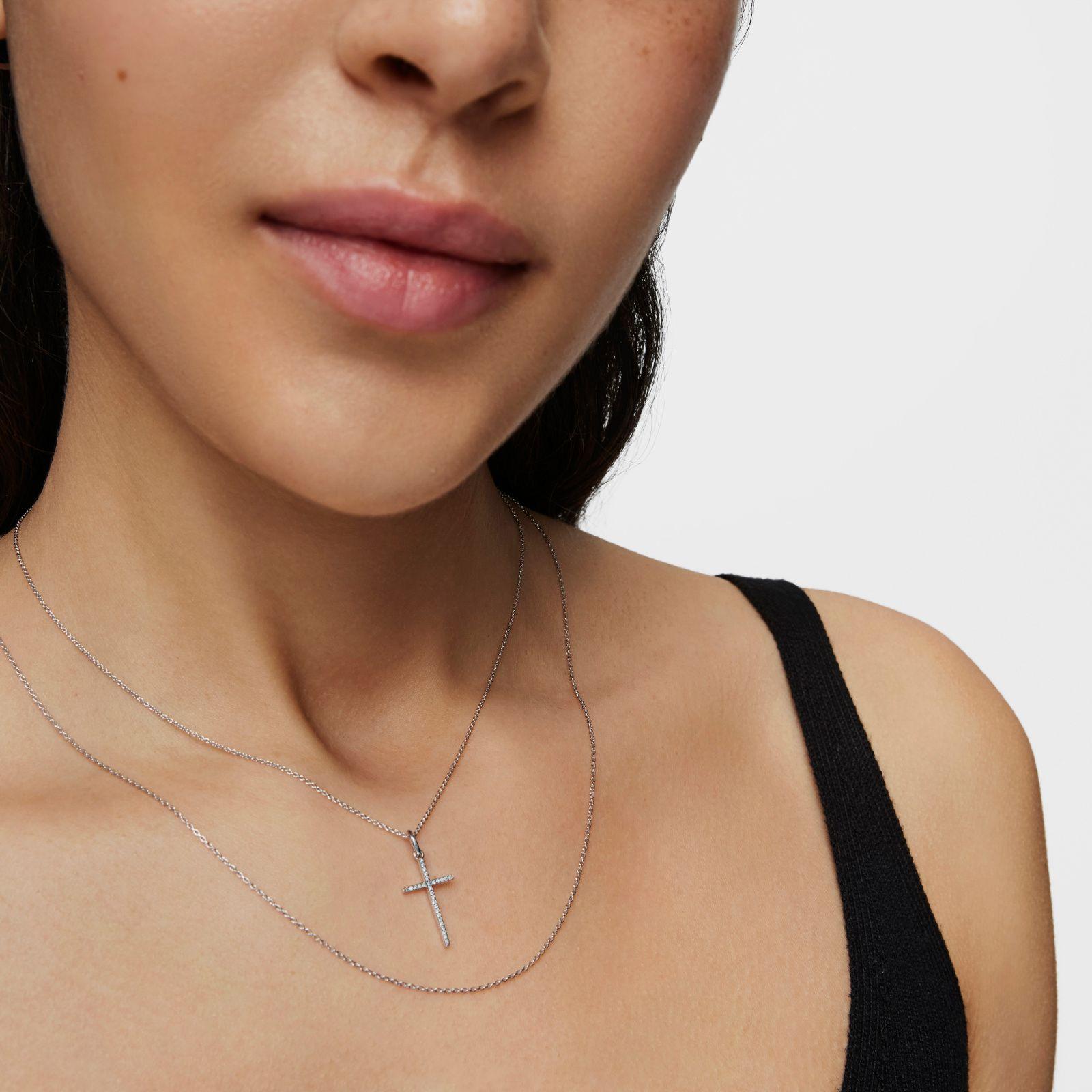 Colgante cruz de oro blanco y diamantes Basics-4