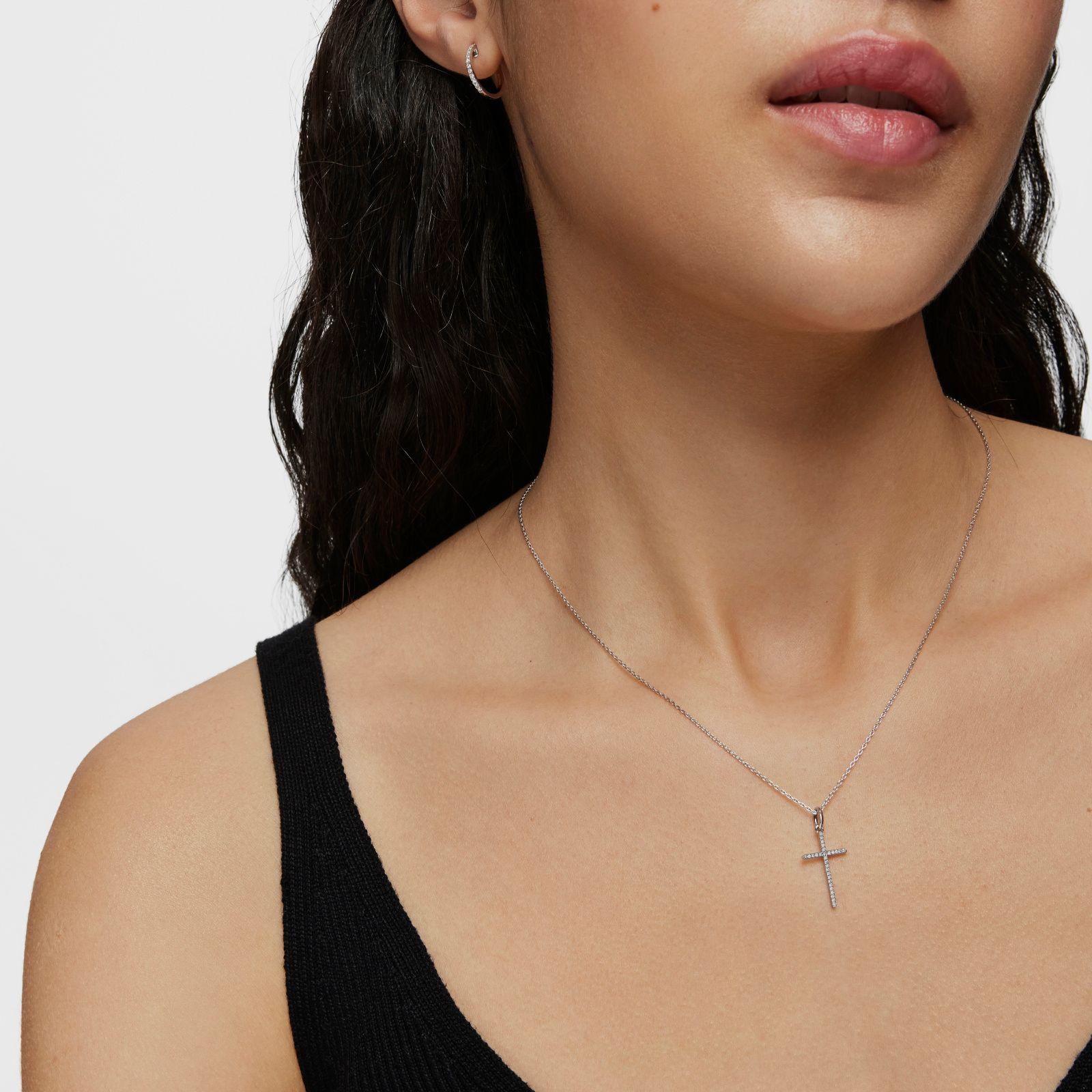 Colgante cruz de oro blanco y diamantes Basics-5