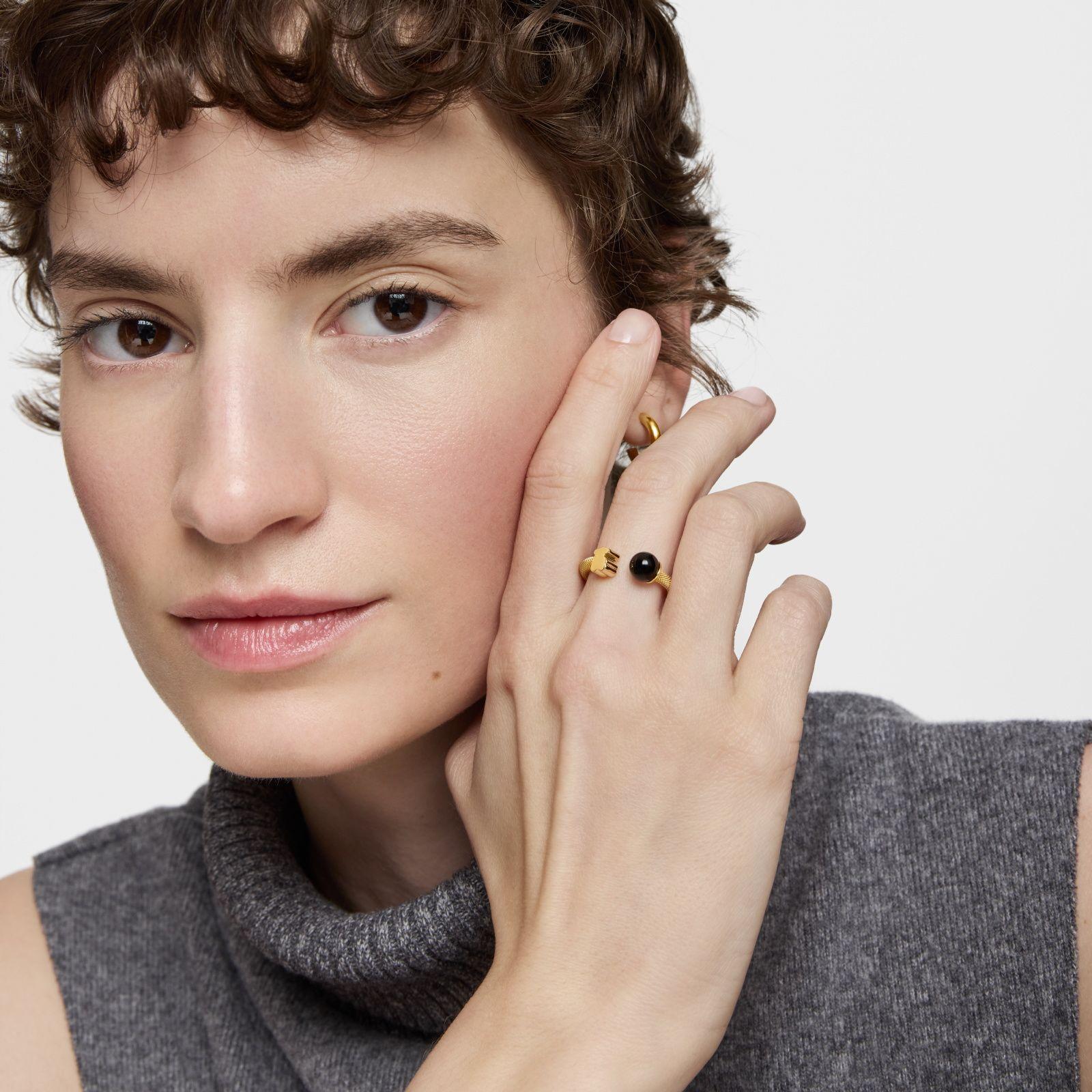 Anillo abierto de acero dorado y ónix Icon Mesh-3