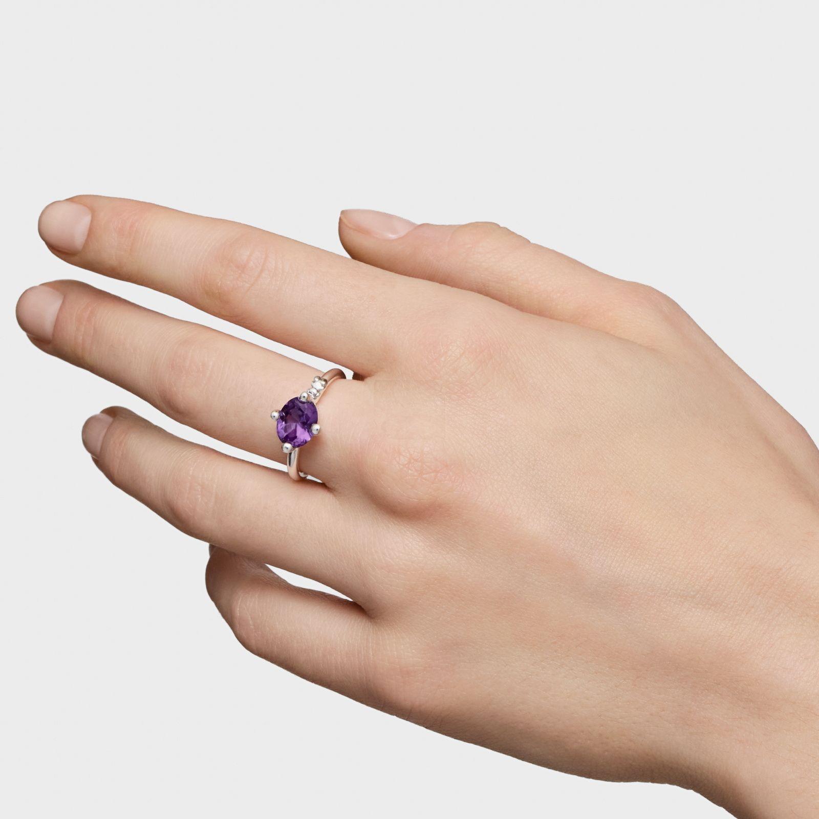 Anillo pequeño de plata y zafiro lila creado en laboratorio-5