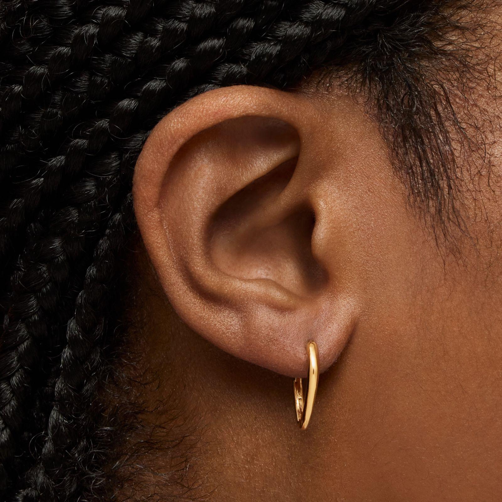 Pendientes con baño de oro 18 kt sobre plata cortos con aro púa Basics-5