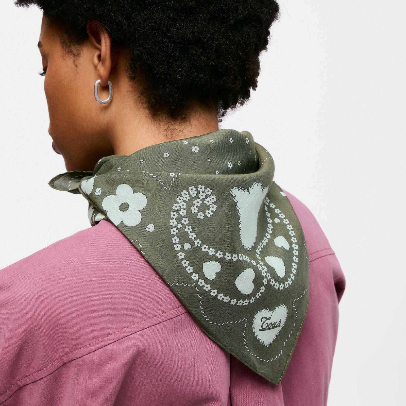 Pañuelo cuadrado caqui TOUS Motifs Paisley-2