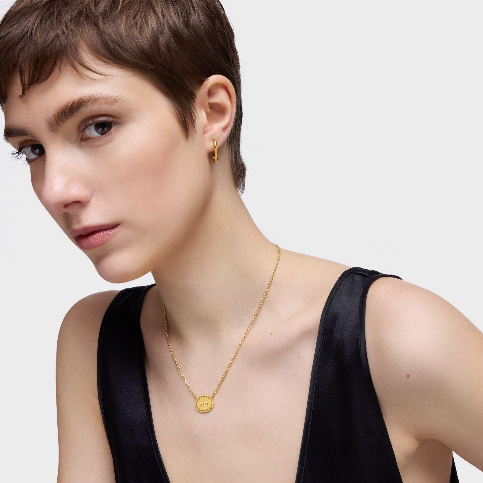 Collar corto con baño de oro 18 kt sobre plata placa Mom-5