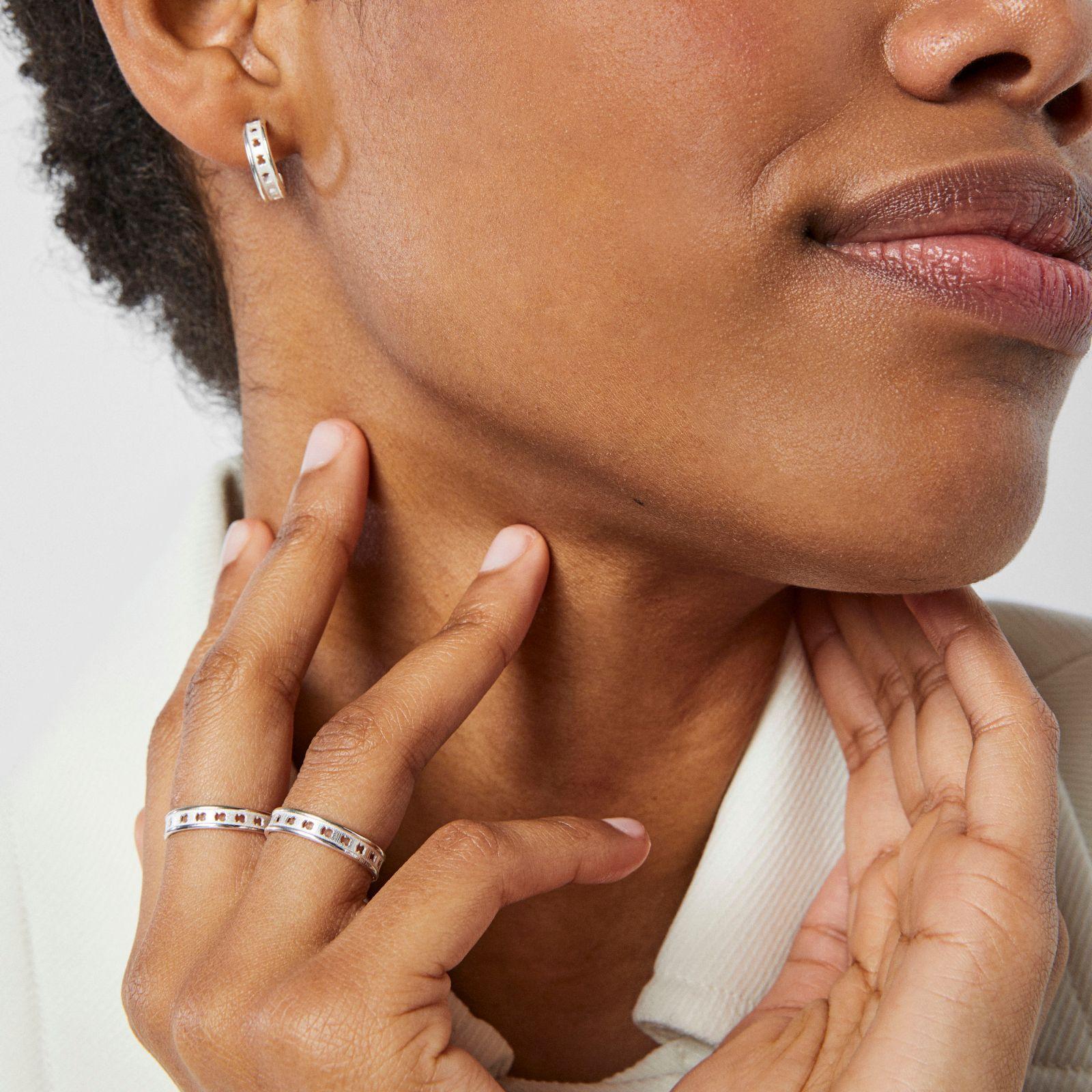 Aros aro de plata pequeños con silueta Bear Row Tous-4