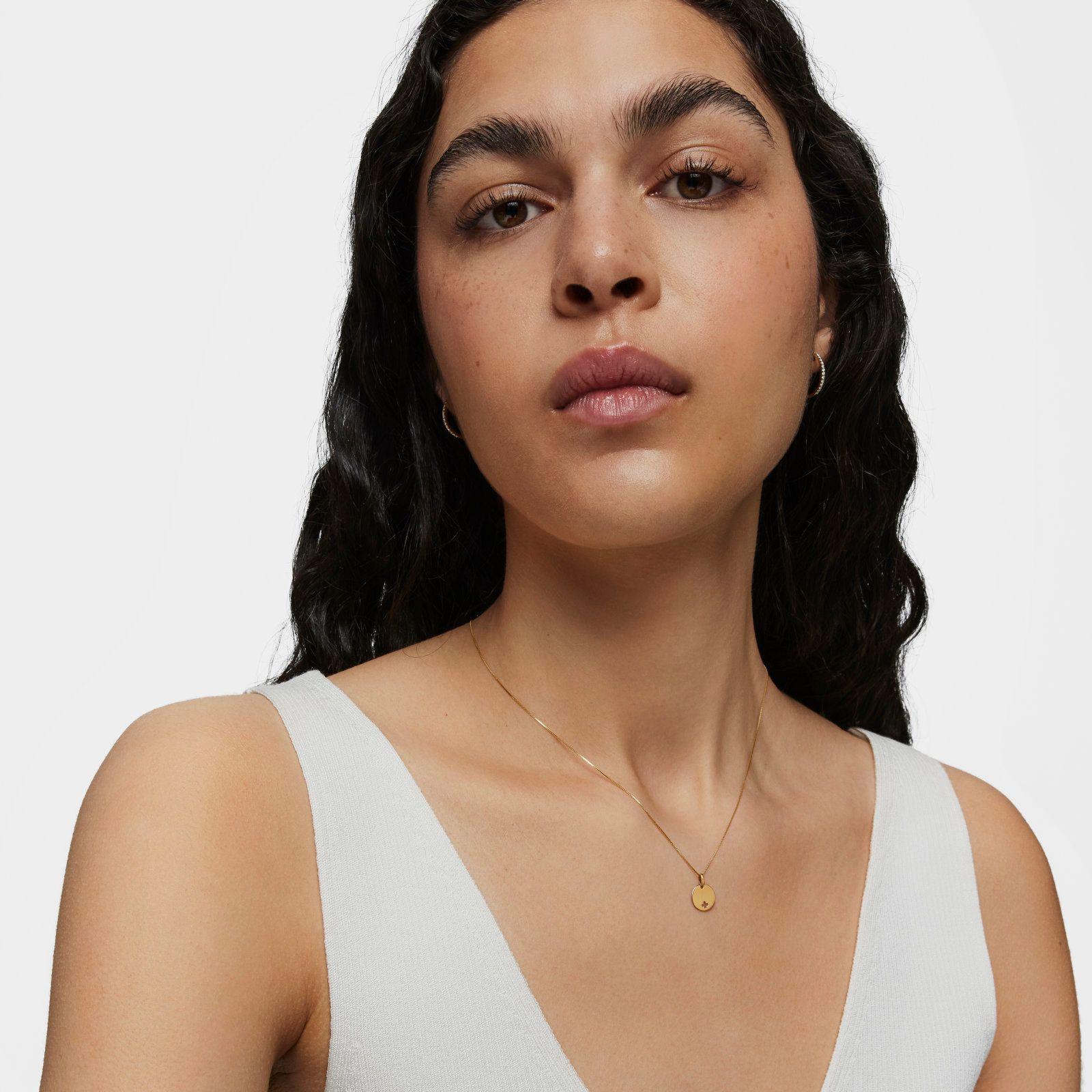 Colgante medalla detalle cruz de oro 18 kt Basics-2