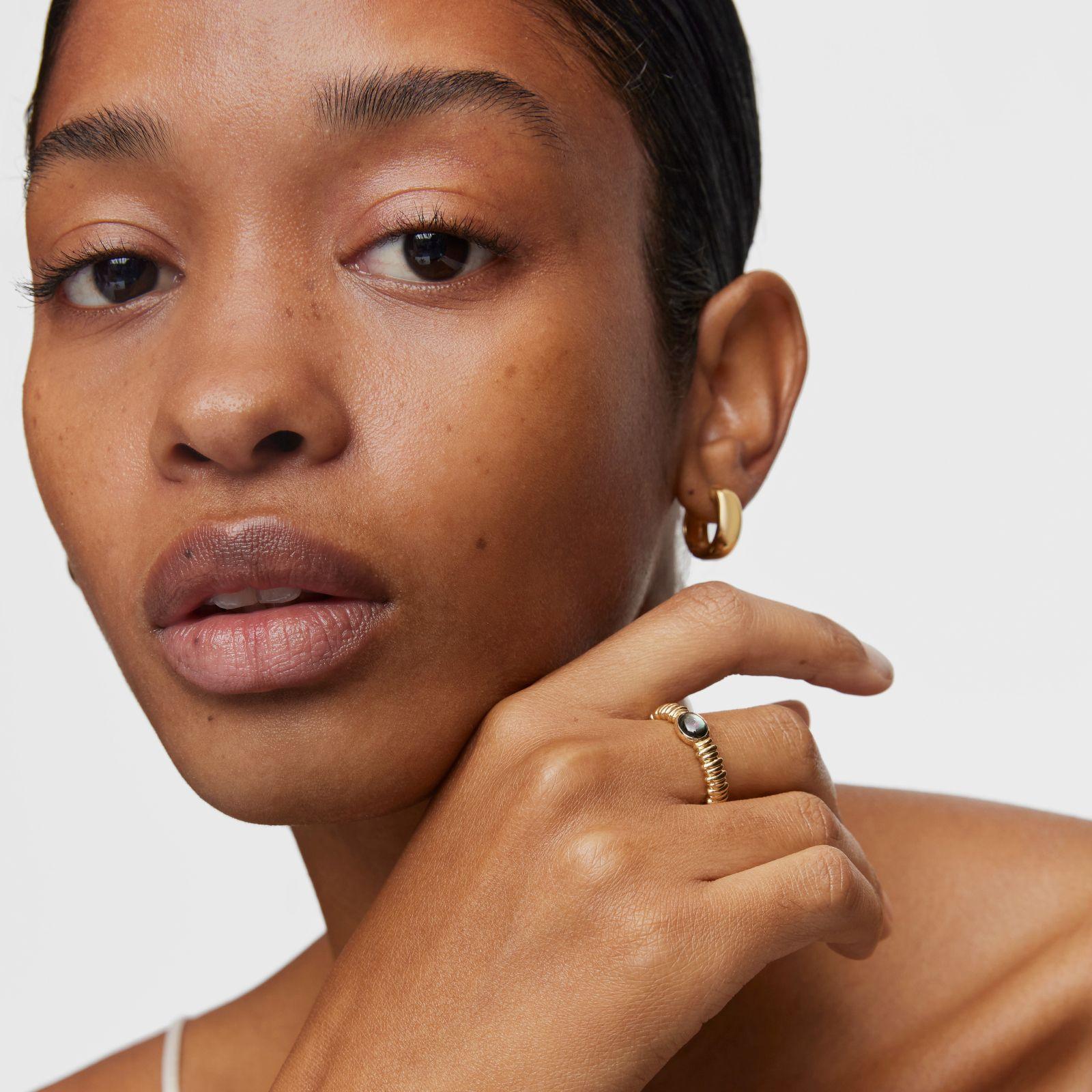 Anillo pequeño con baño de oro 18 kt sobre plata y nácar-3