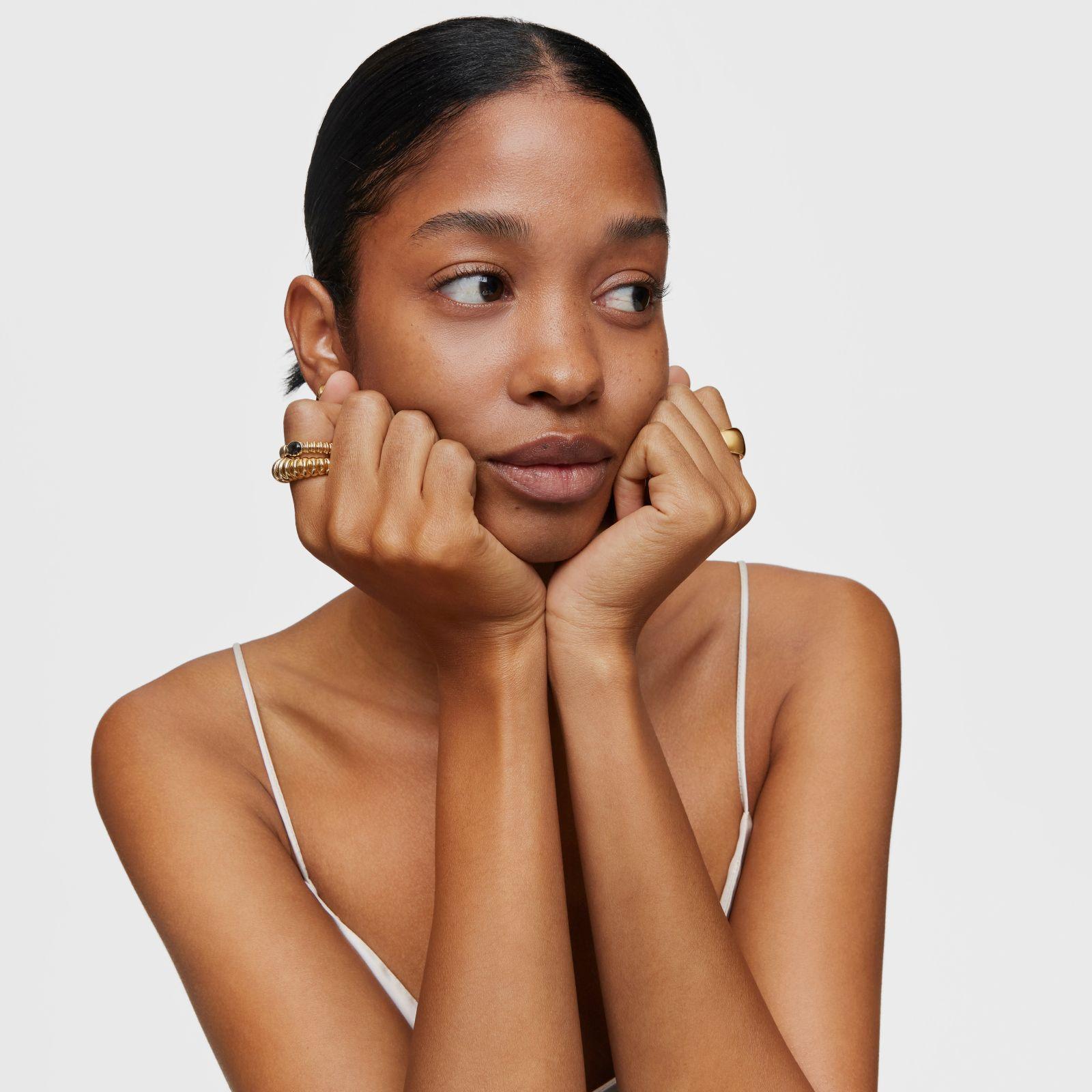 Anillo pequeño con baño de oro 18 kt sobre plata y nácar-4