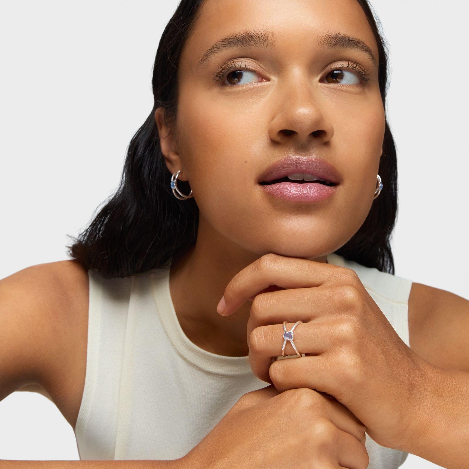 Anillo pequeño de plata y espinela azul creada en laboratorio Icon Color LGG-3