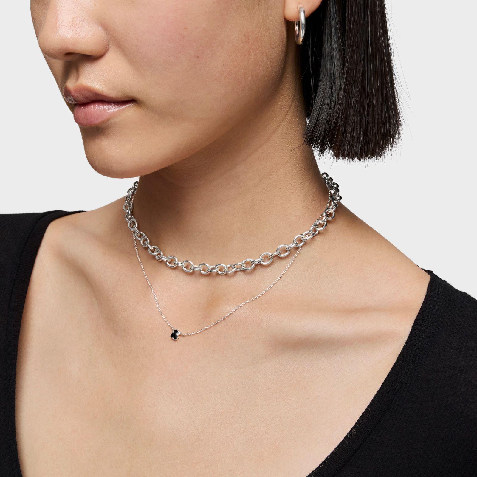 Collar corto de plata y motivo oso pequeño en ónix-4