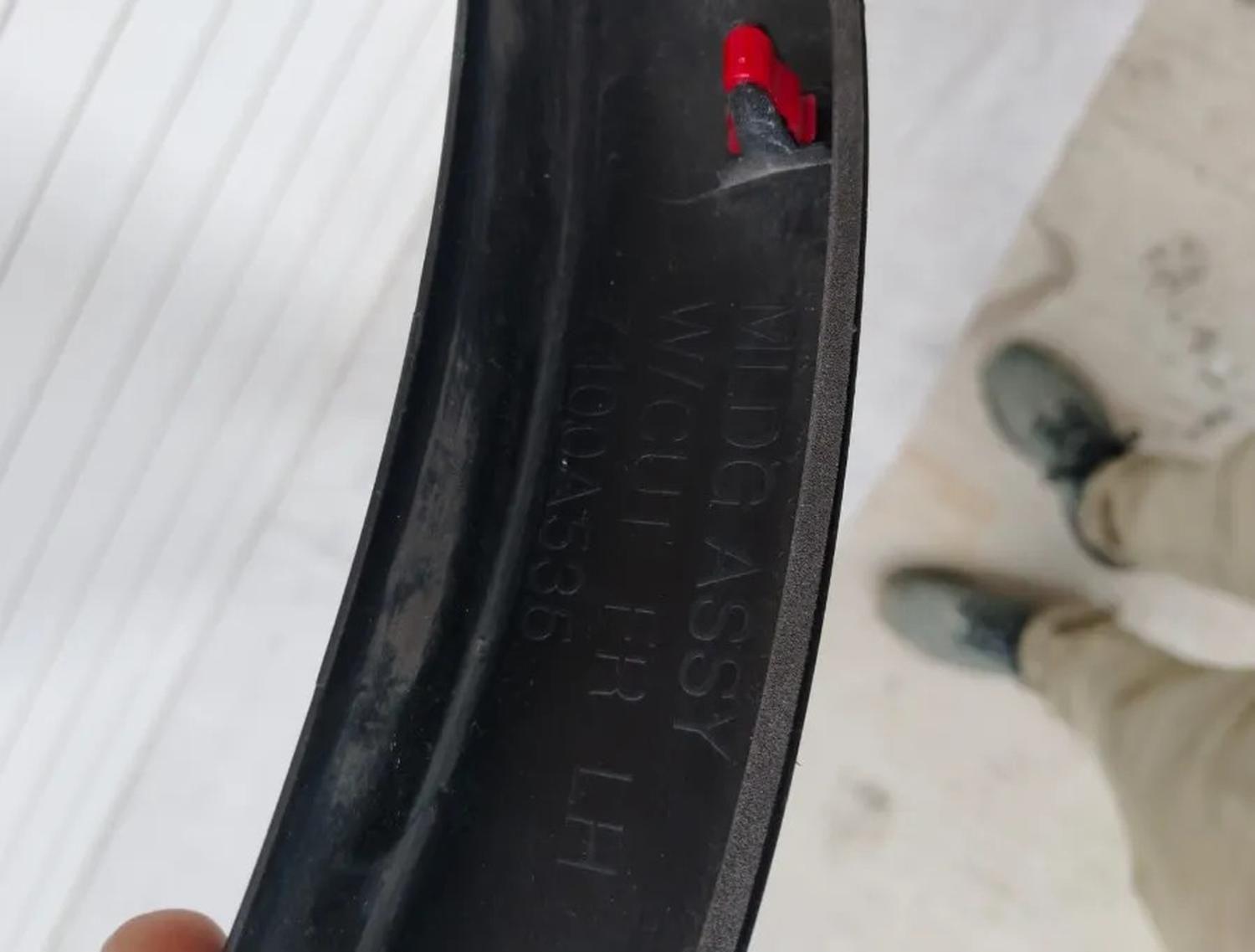 Moldura Paso Rueda Lh Mitsubishi Outlander 2021 Dañada Negro-4