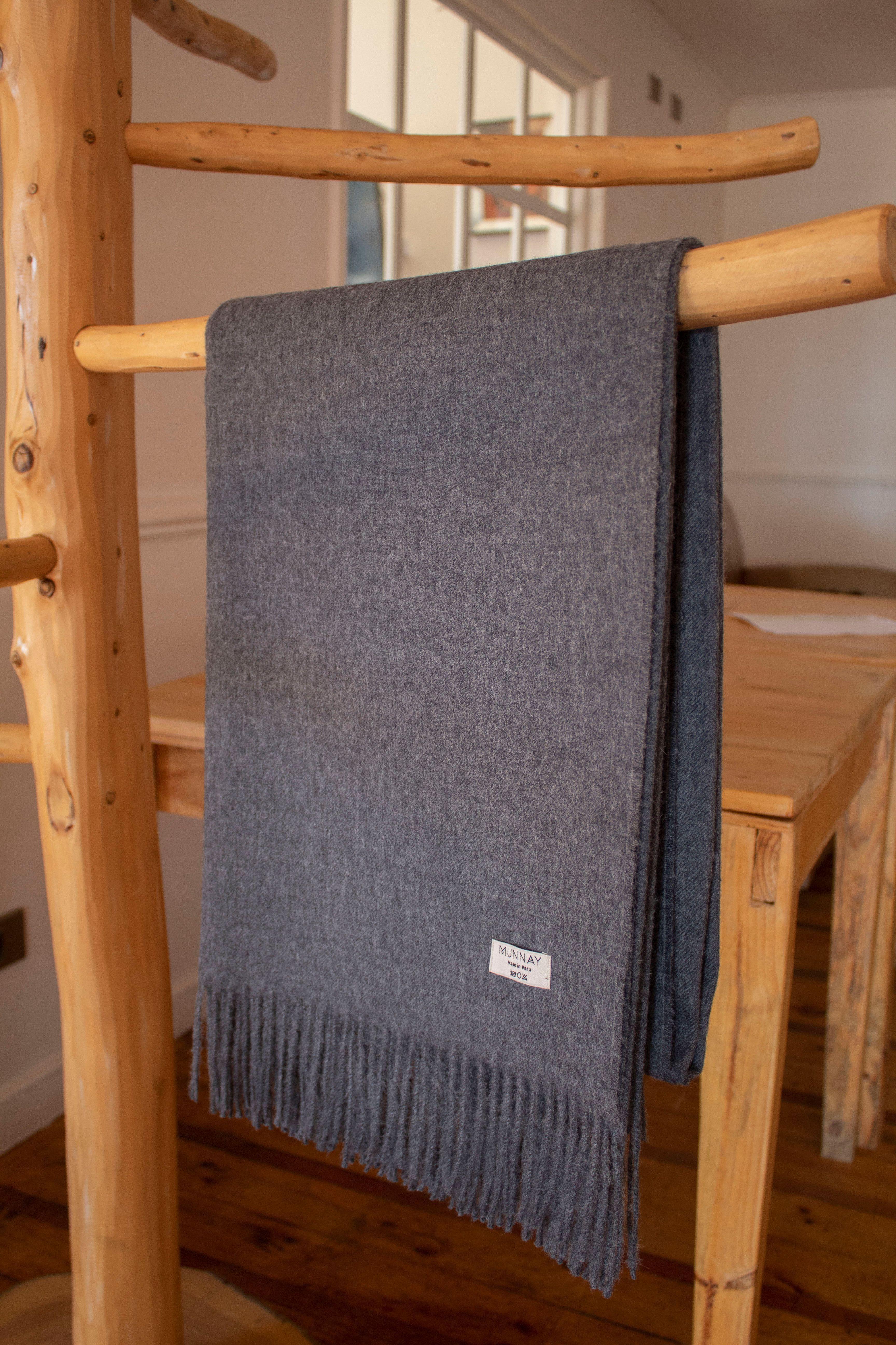 Manta 100% Baby Alpaca - Sumaq Gris Oscuro-1