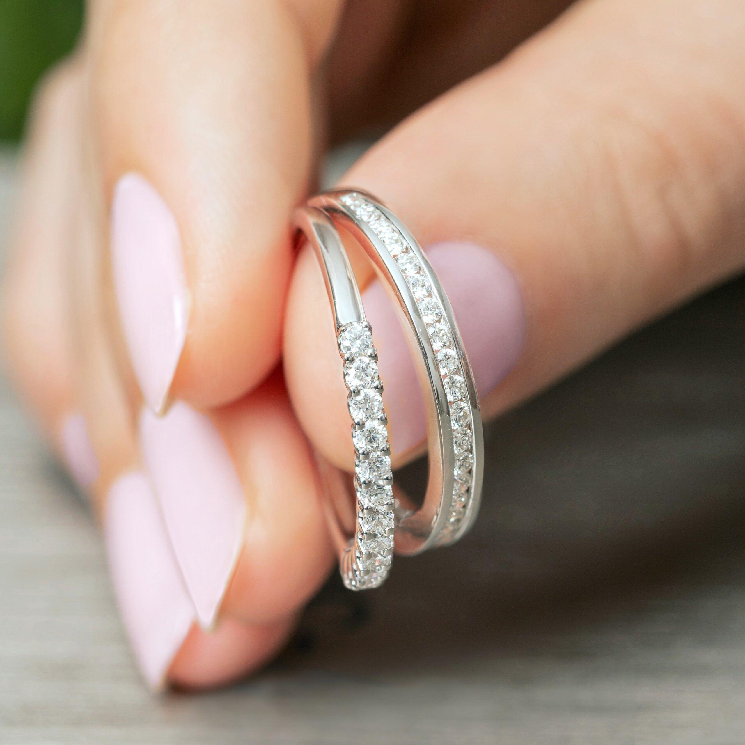 Anillo Medio Cintillo Oro Blanco 18K Diamantes Grifas #14-3