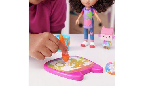 GABBY'S DOLLHOUSE MUÑECA CON ACCESORIOS " CRAFT A RIFFIC"-5