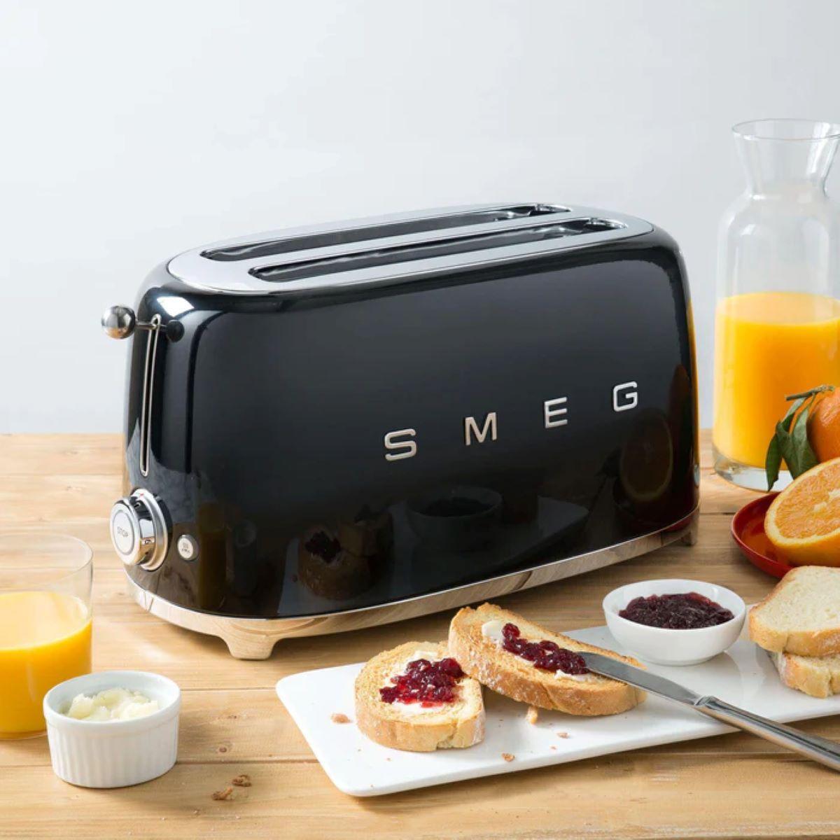 Tostador Smeg 4 panes Negro modelo TSF02BLEU-3