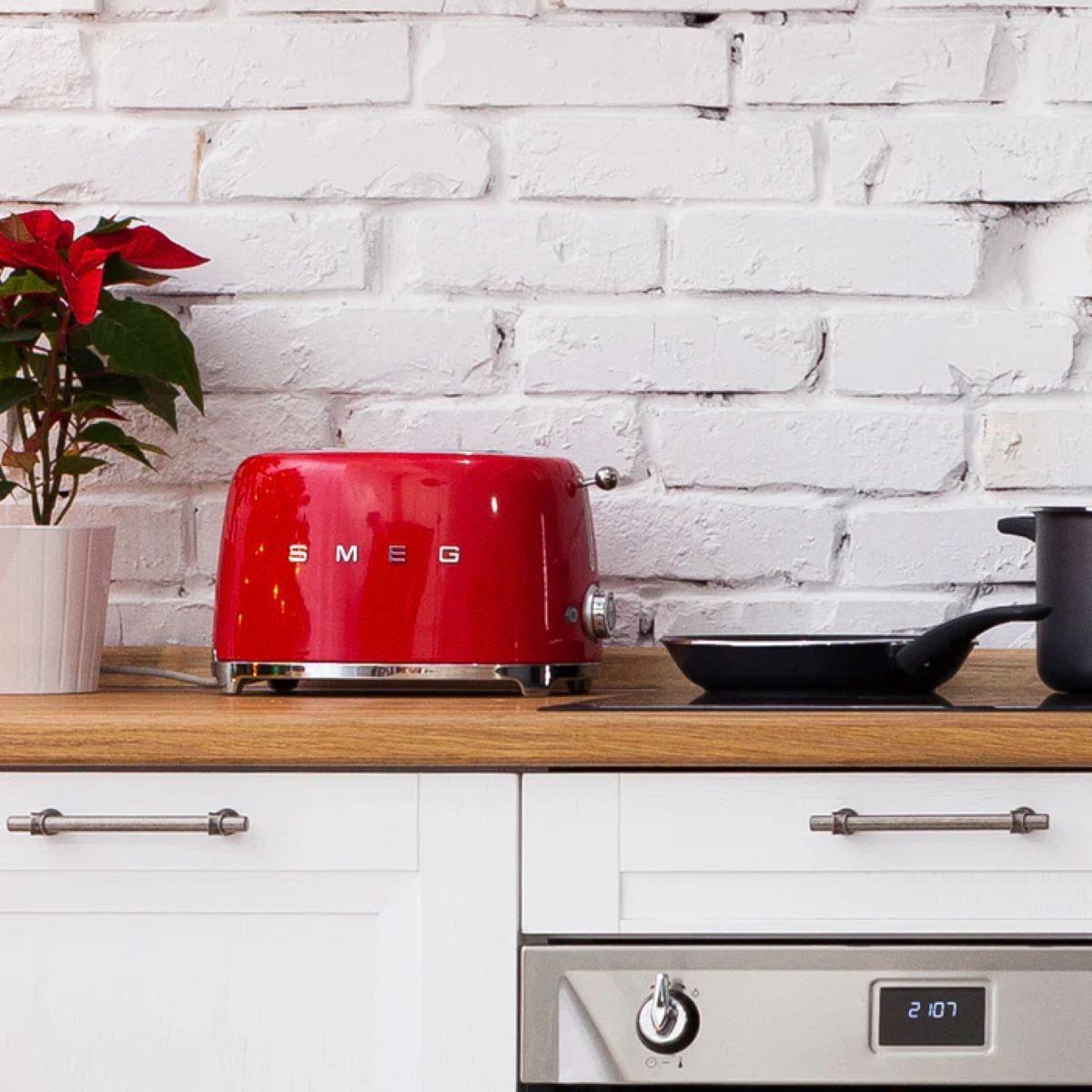 Tostador Smeg 4 panes Rojo modelo TSF02RDEU-3