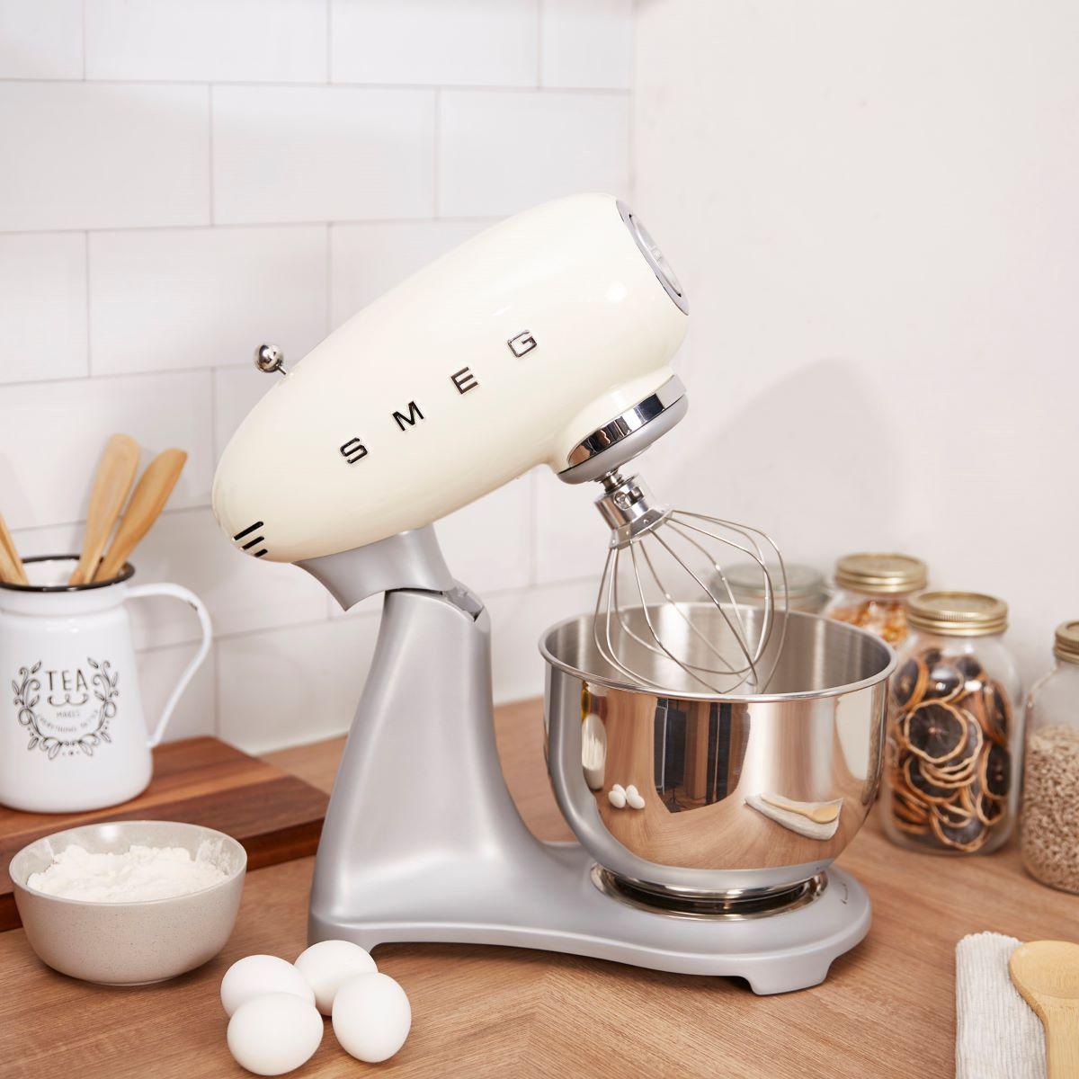 Batidora Smeg Stand Mixer Crema modelo SMF02CREU-6