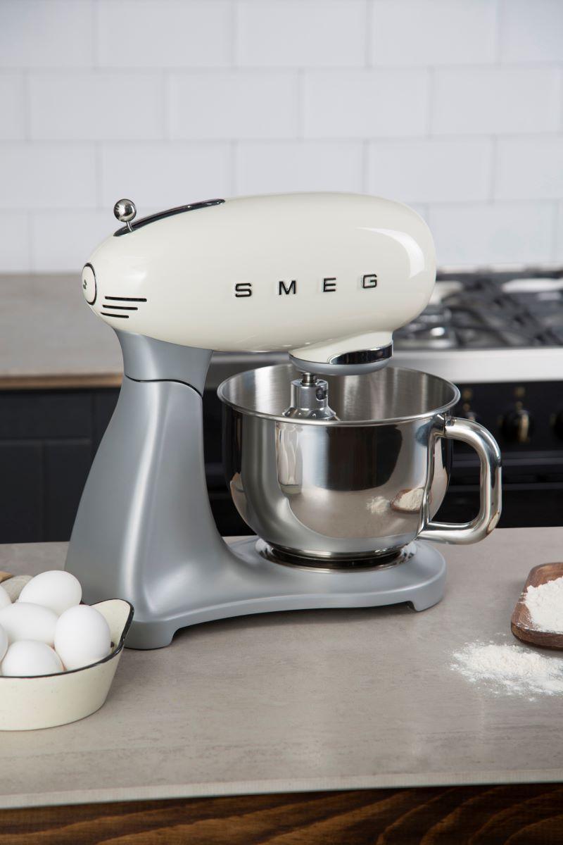 Batidora Smeg Stand Mixer Crema modelo SMF02CREU-9