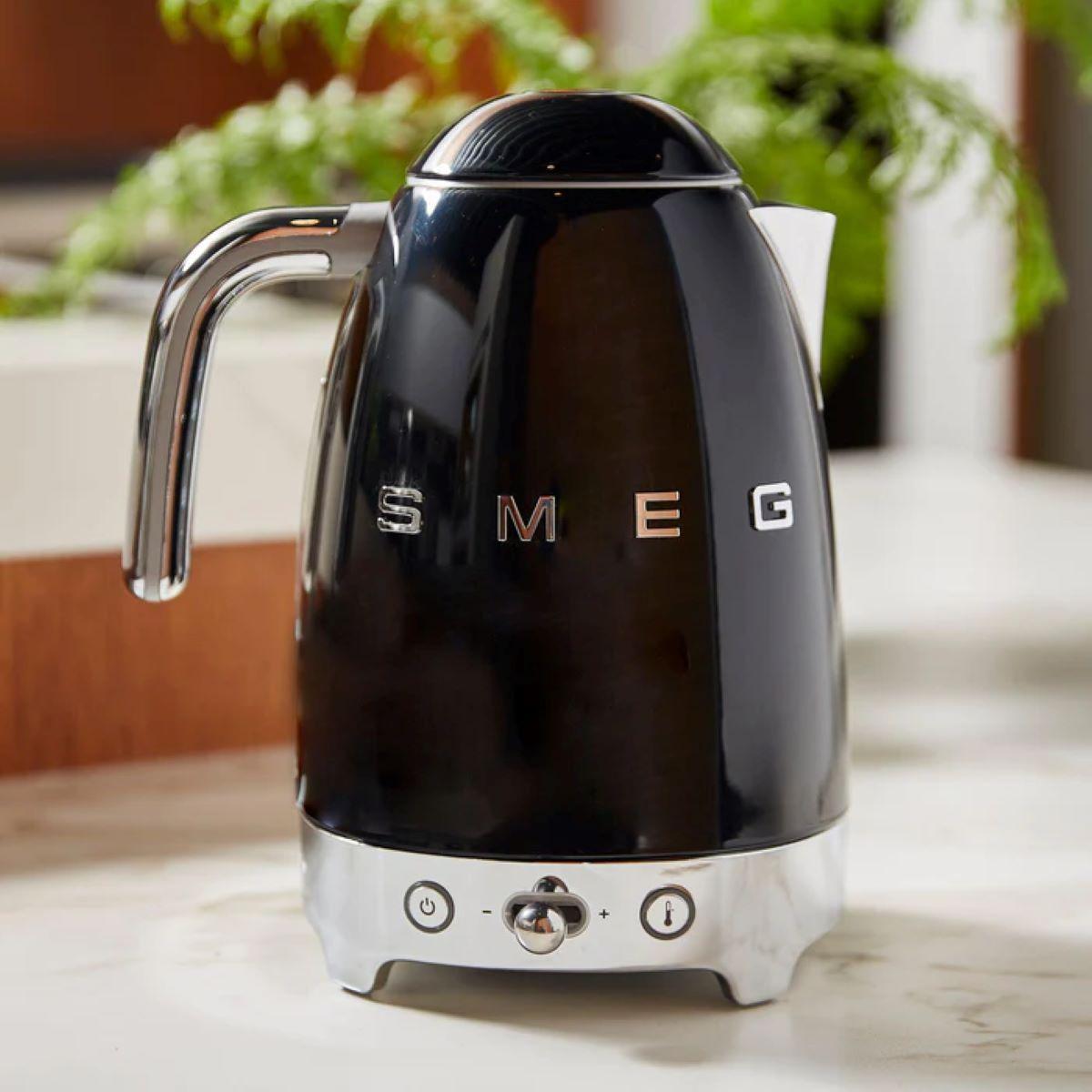 Hervidor Smeg Pro Negro modelo KLF04BLEU-2