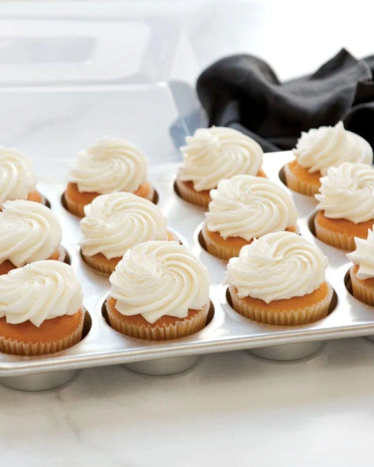 Molde Naturals 12 Cavity Muffin Pan Nordic Ware-6