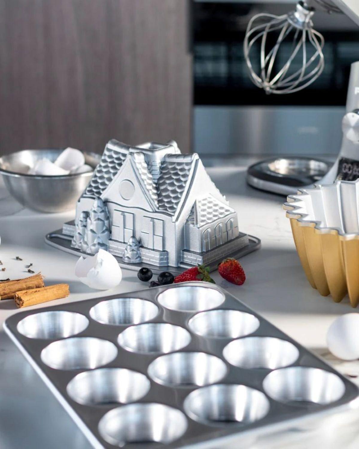 Molde Naturals 12 Cavity Muffin Pan Nordic Ware-7