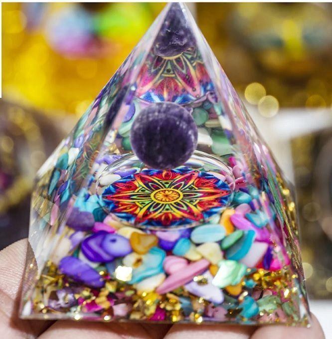 PIRAMIDE DE ORGON CON BOLA DE AMATISTA 5X5 CMS-3