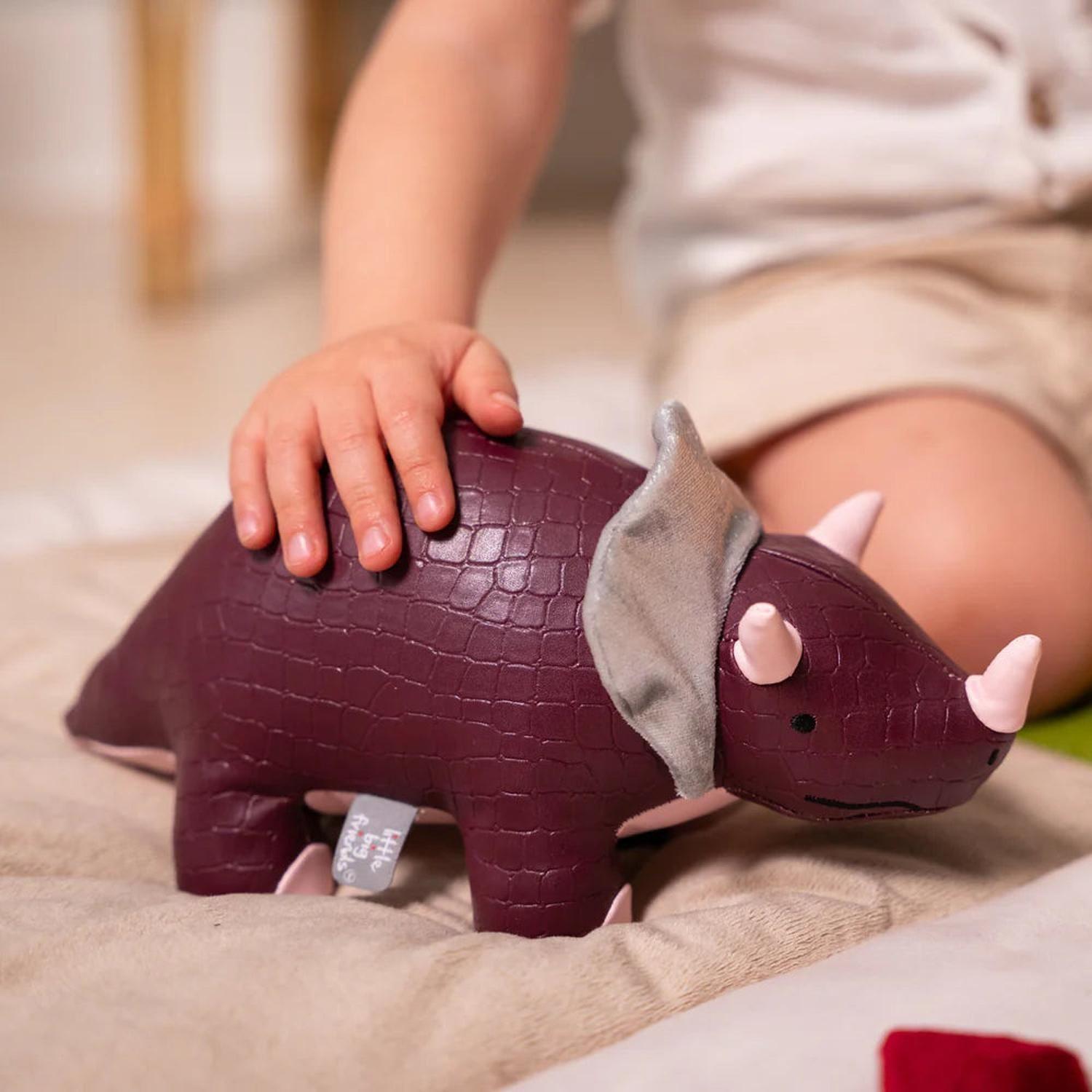 Dinosaurio Penélope el Triceratops-2