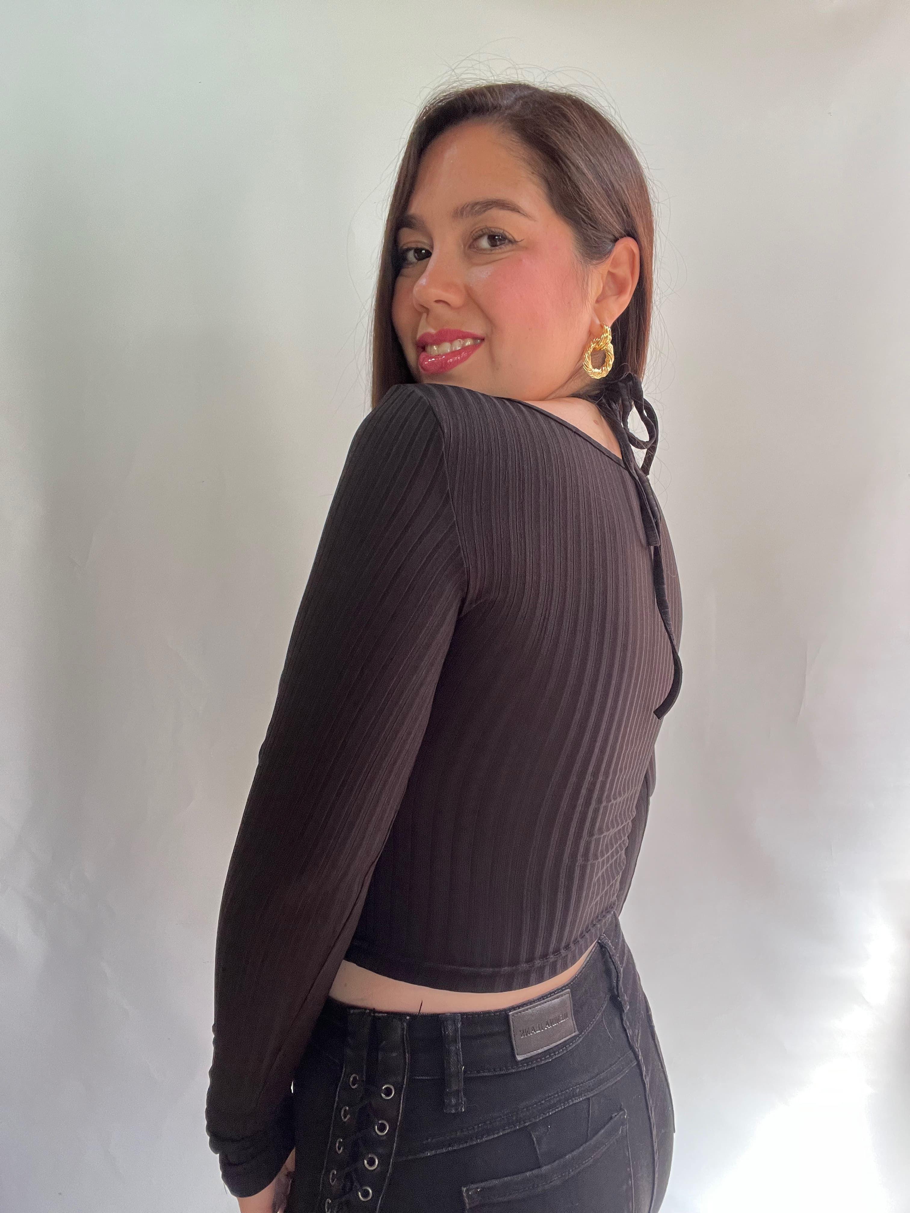 Polera Mujer Negra Manga Larga Elegante con Broche Dorado-2