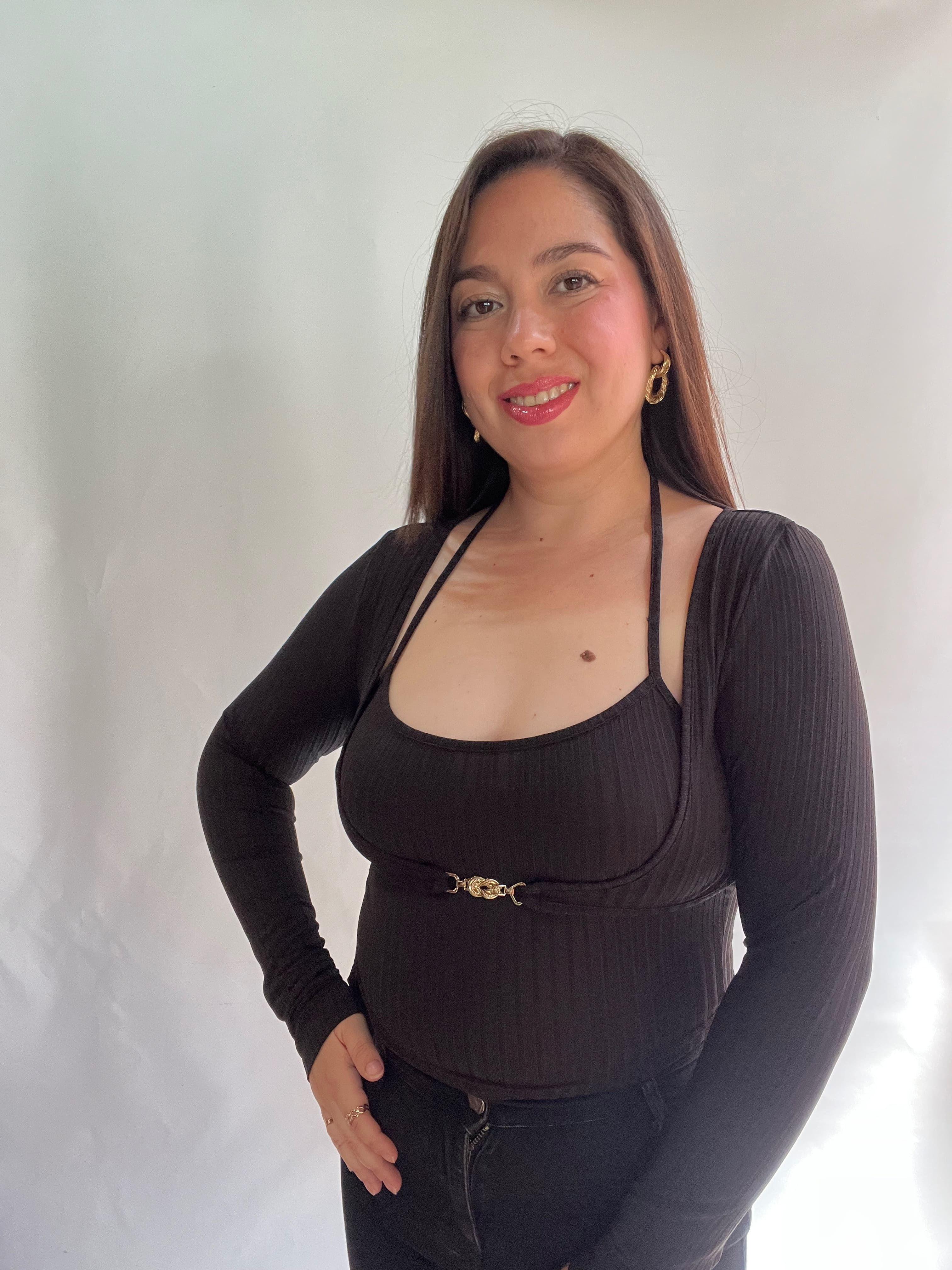 Polera Mujer Negra Manga Larga Elegante con Broche Dorado-3