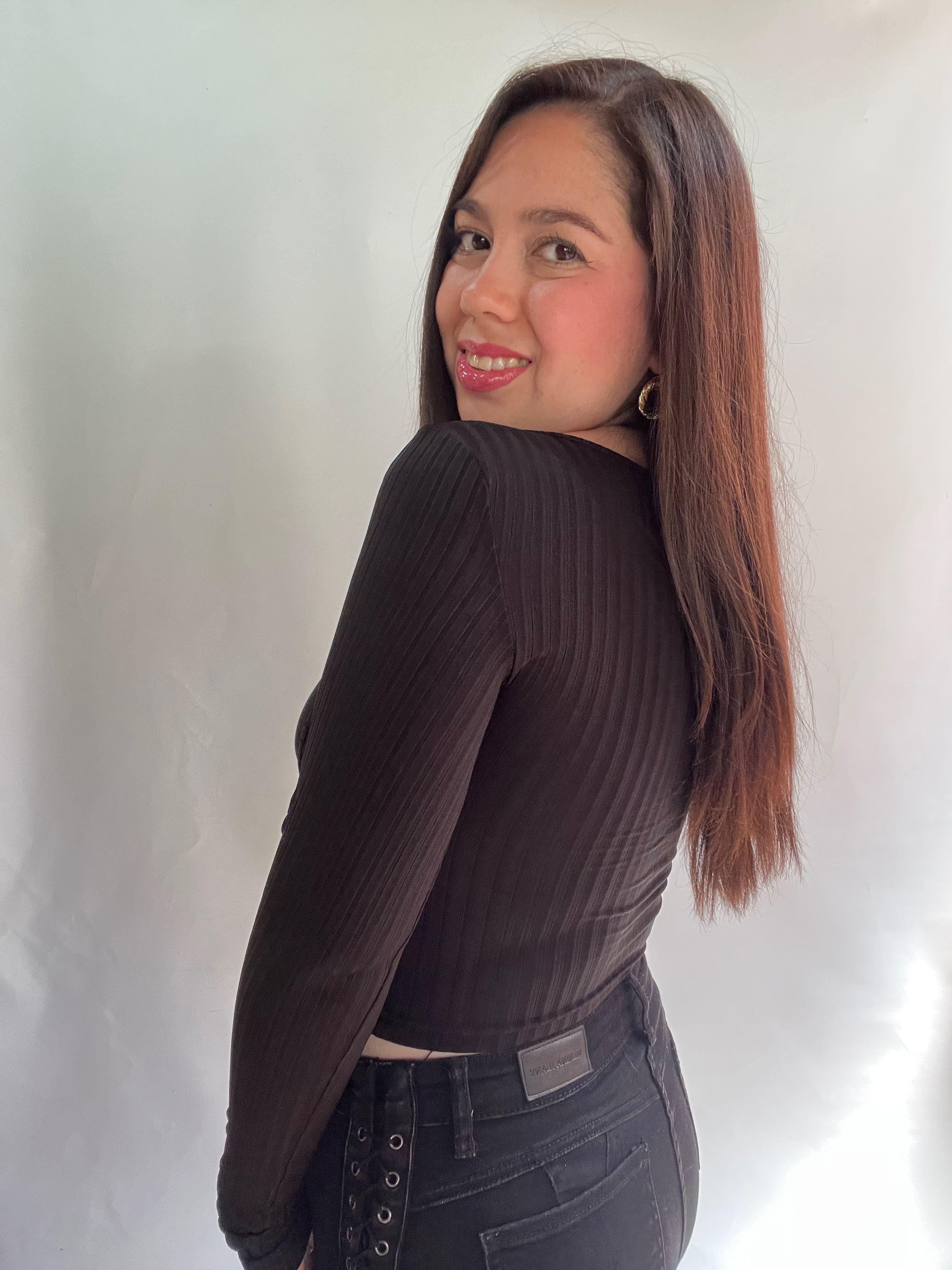 Polera Mujer Negra Manga Larga Elegante con Broche Dorado-5