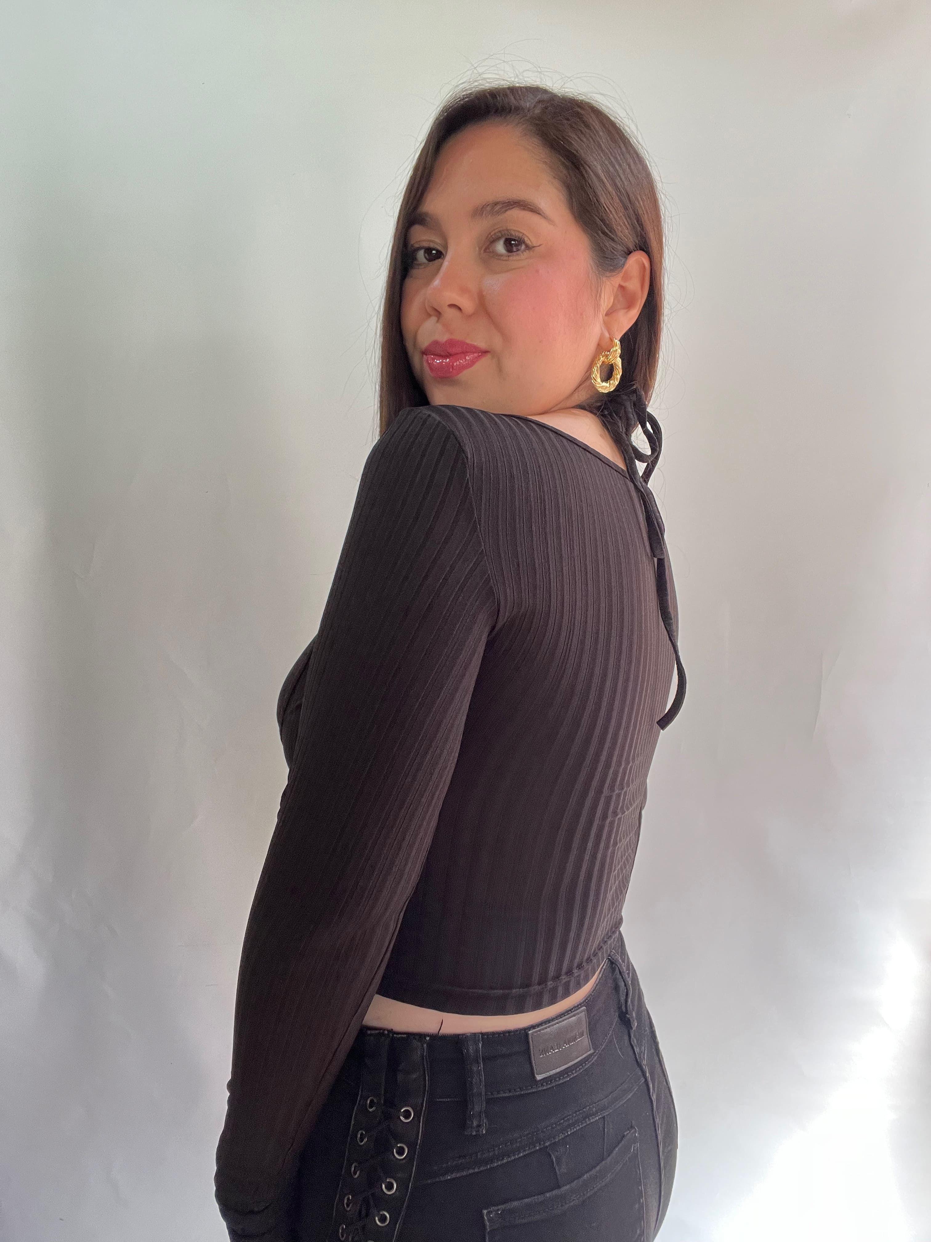 Polera Mujer Negra Manga Larga Elegante con Broche Dorado-8