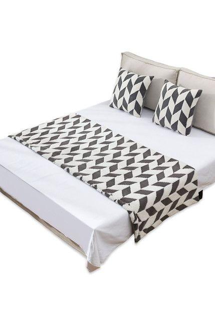 JUEGO DE PIECERA DE CAMA CON 2 FUNDAS MODELO RASTROJAR NEGRO-1