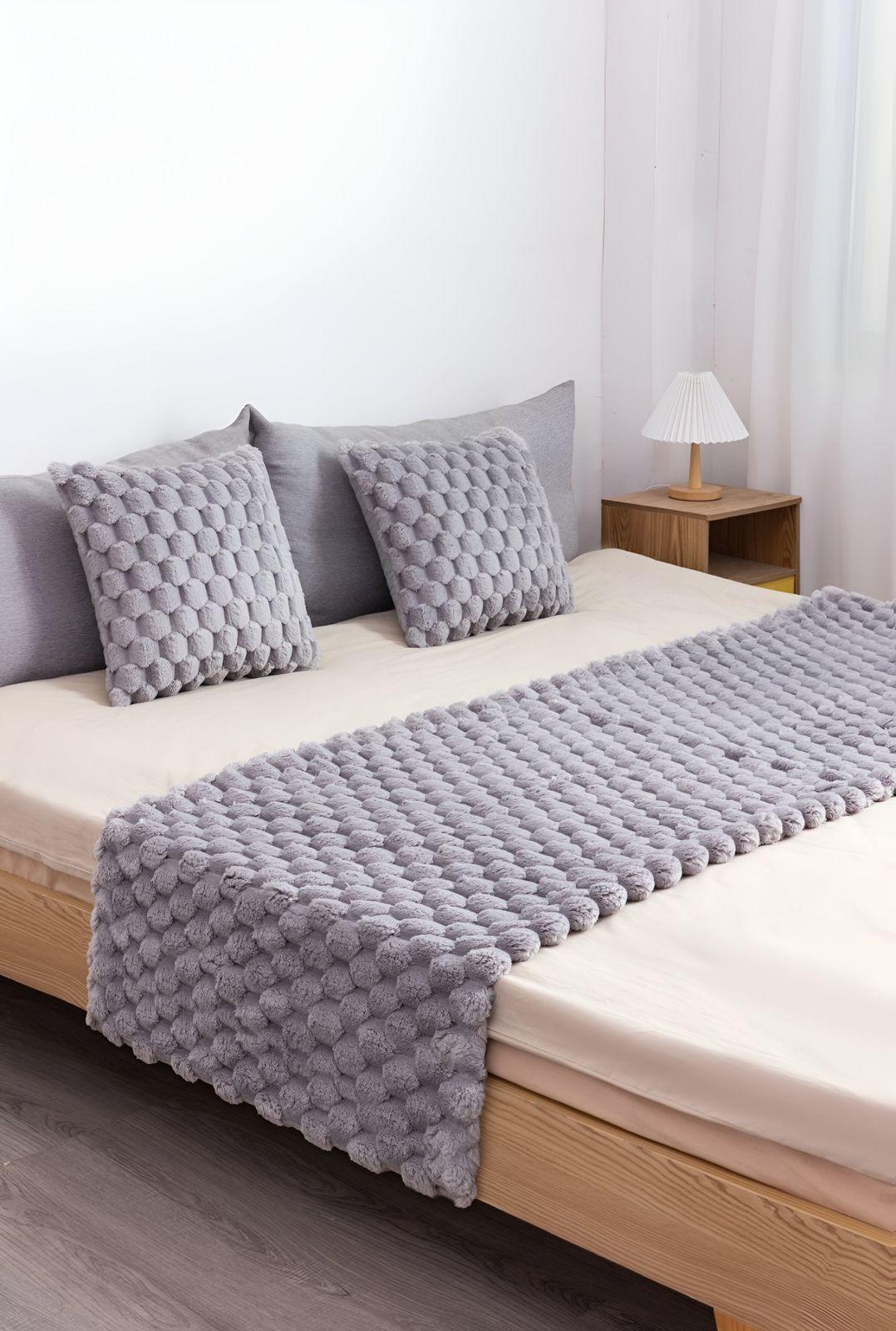 JUEGO DE PIECERA DE CAMA MAS 2 COJIN CON FUNDAS MODELO PERLA GRIS-0