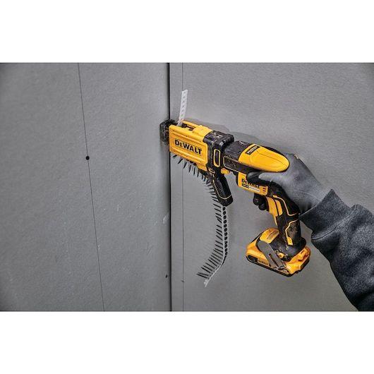 Cargador rapido de tornillos dcf6202 dewalt-0