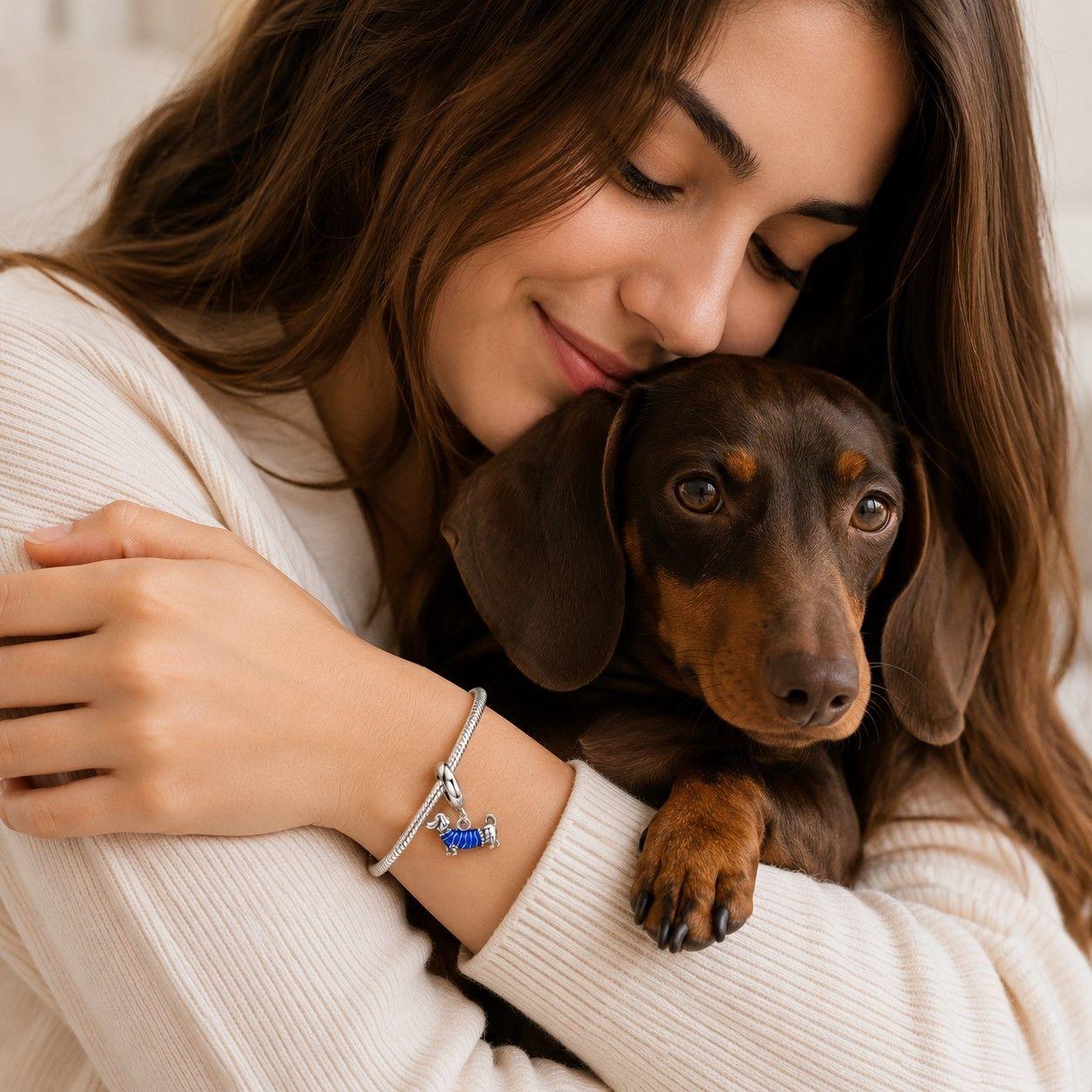 Charm Perrito Salchicha Tierno con Ropita Plata 925-2