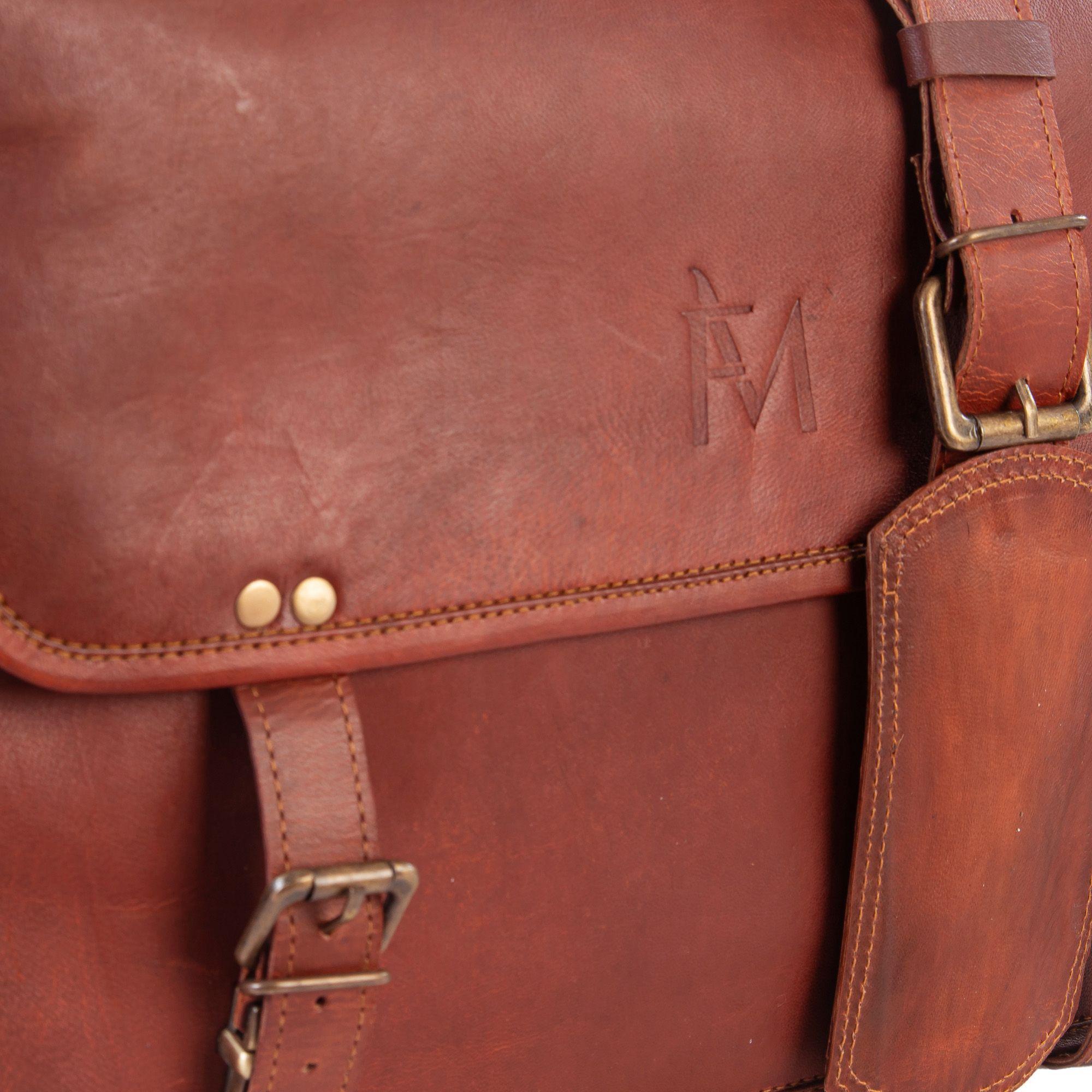 Maletín de cuero natural. Color marrón. Uso al hombro.-1