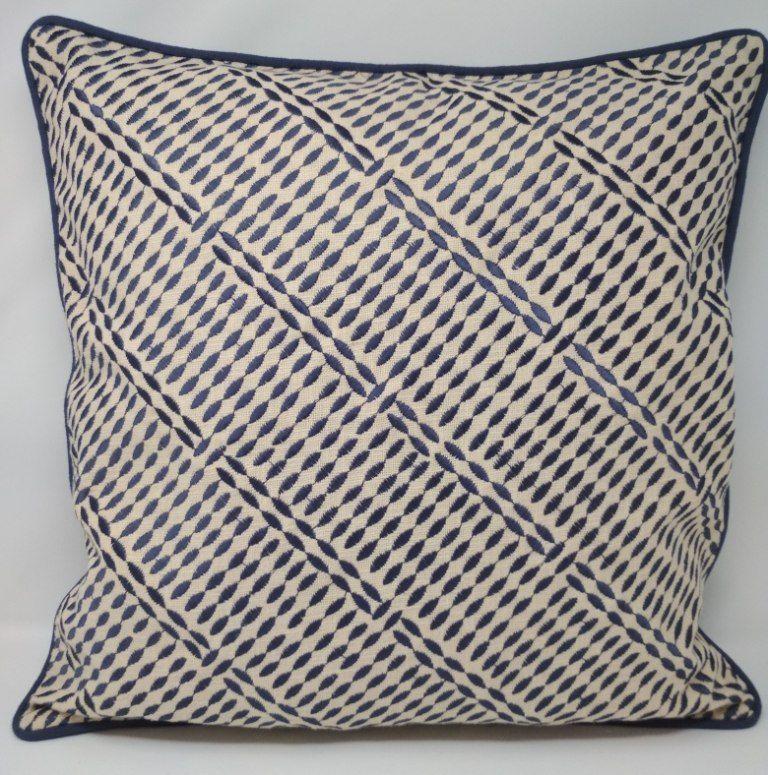 COJIN BEIGE BORDADO AZUL-0